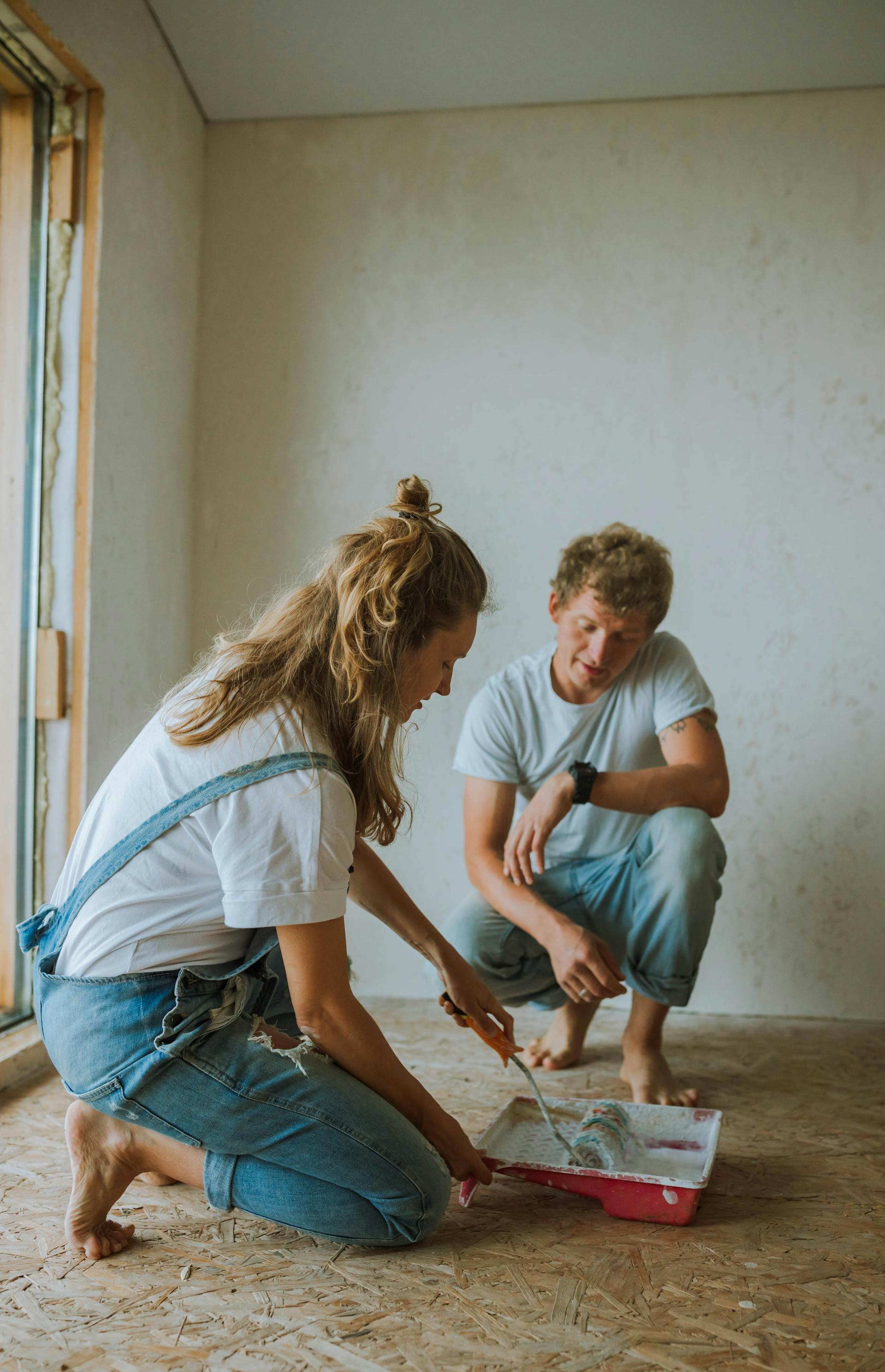 Un couple qui peint sa maison ensemble | Source : Pexels