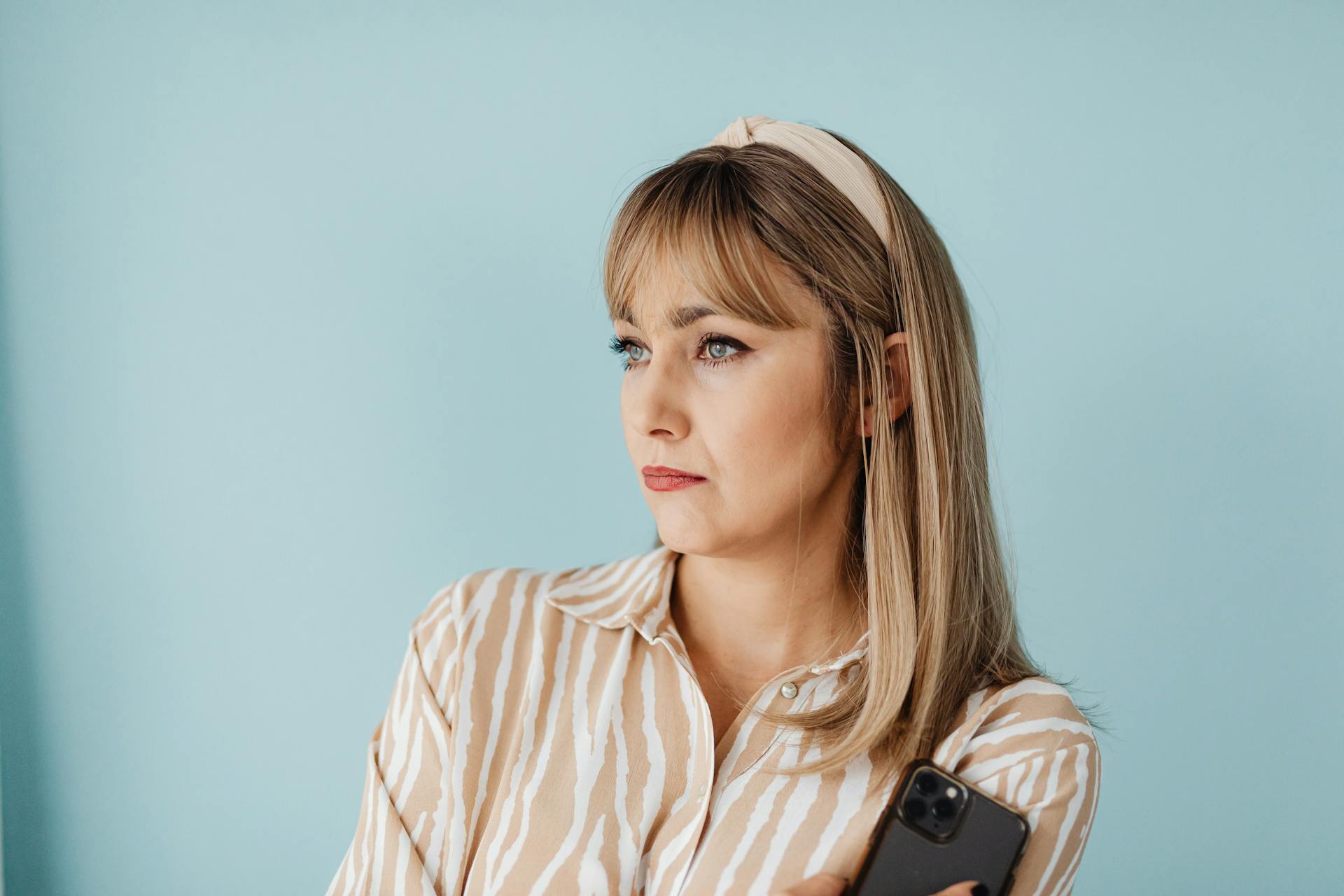 Une femme qui regarde au loin | Source : Pexels