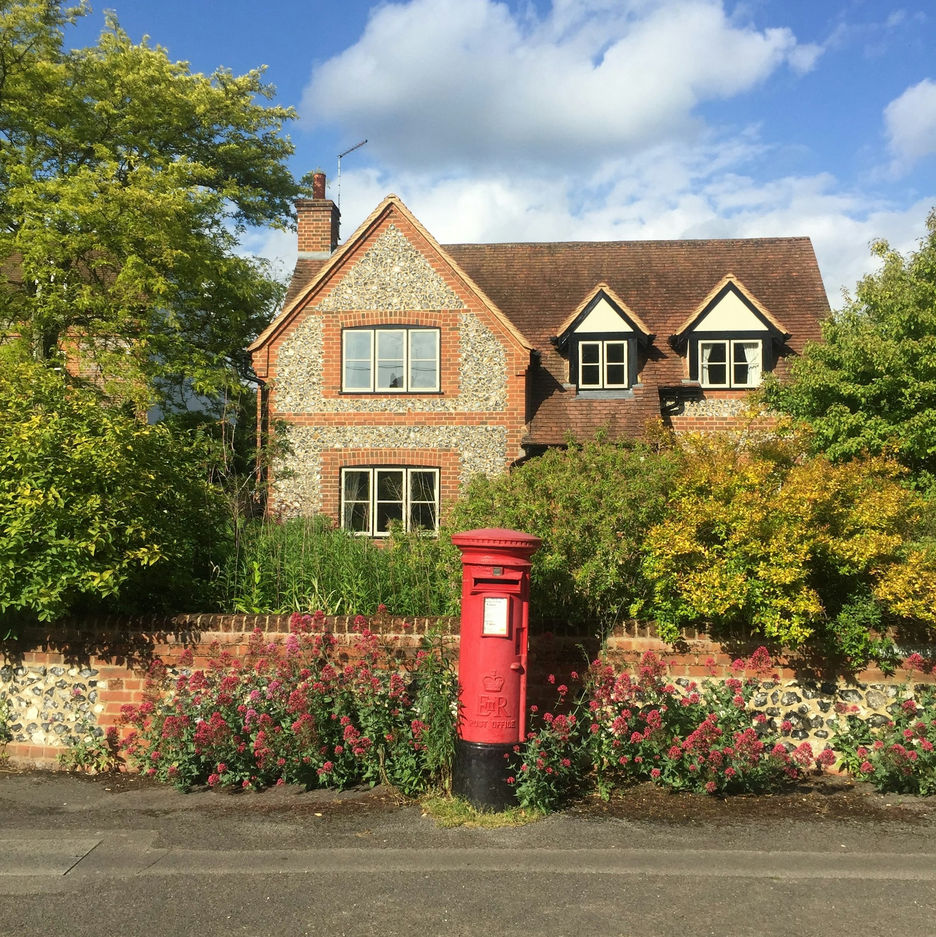 Une maison avec une boîte aux lettres rouge | Source : Unsplash