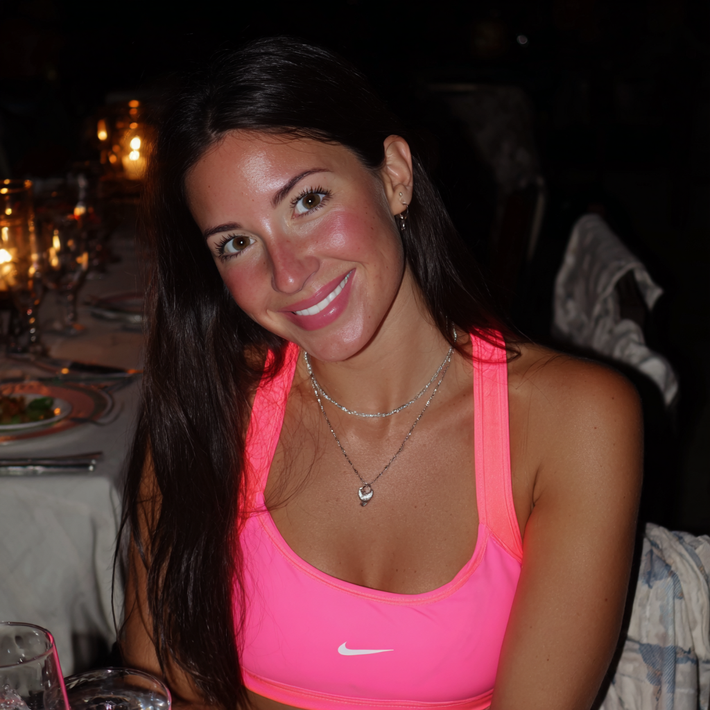 Une femme souriante assise à une table | Source : Midjourney