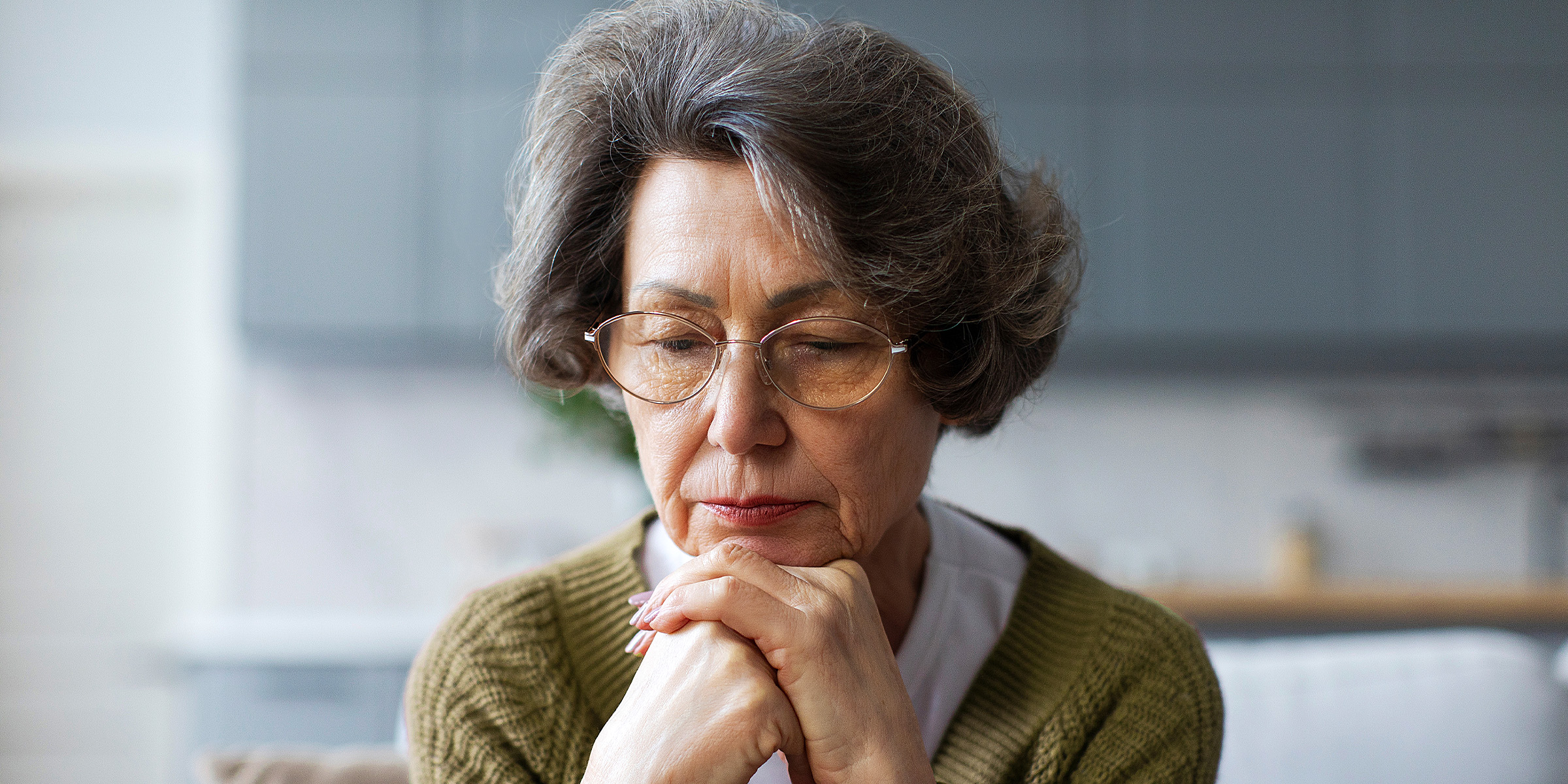 Une femme âgée triste | Source : Shutterstock