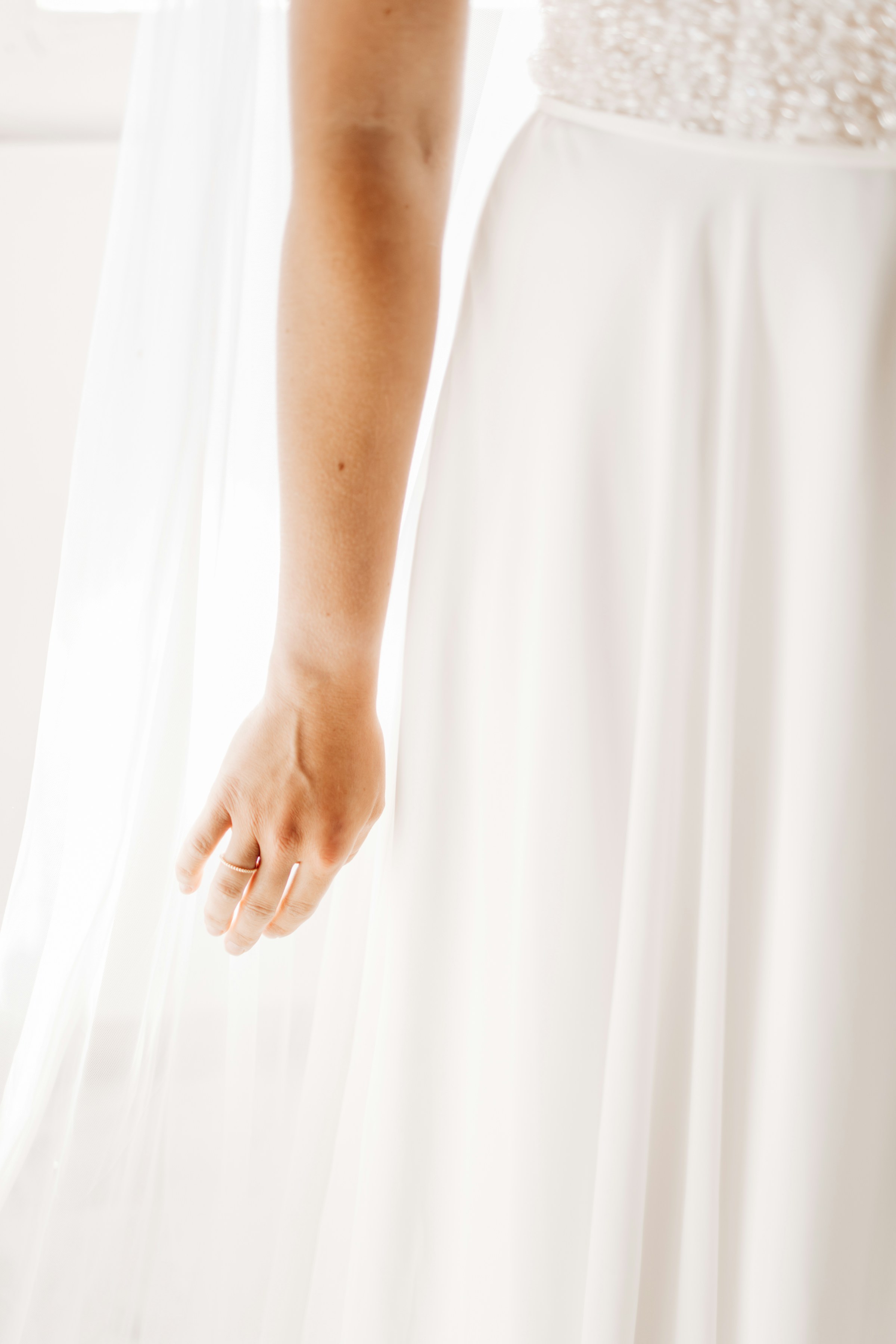 Un gros plan d'une mariée en robe de mariée | Source : Unsplash