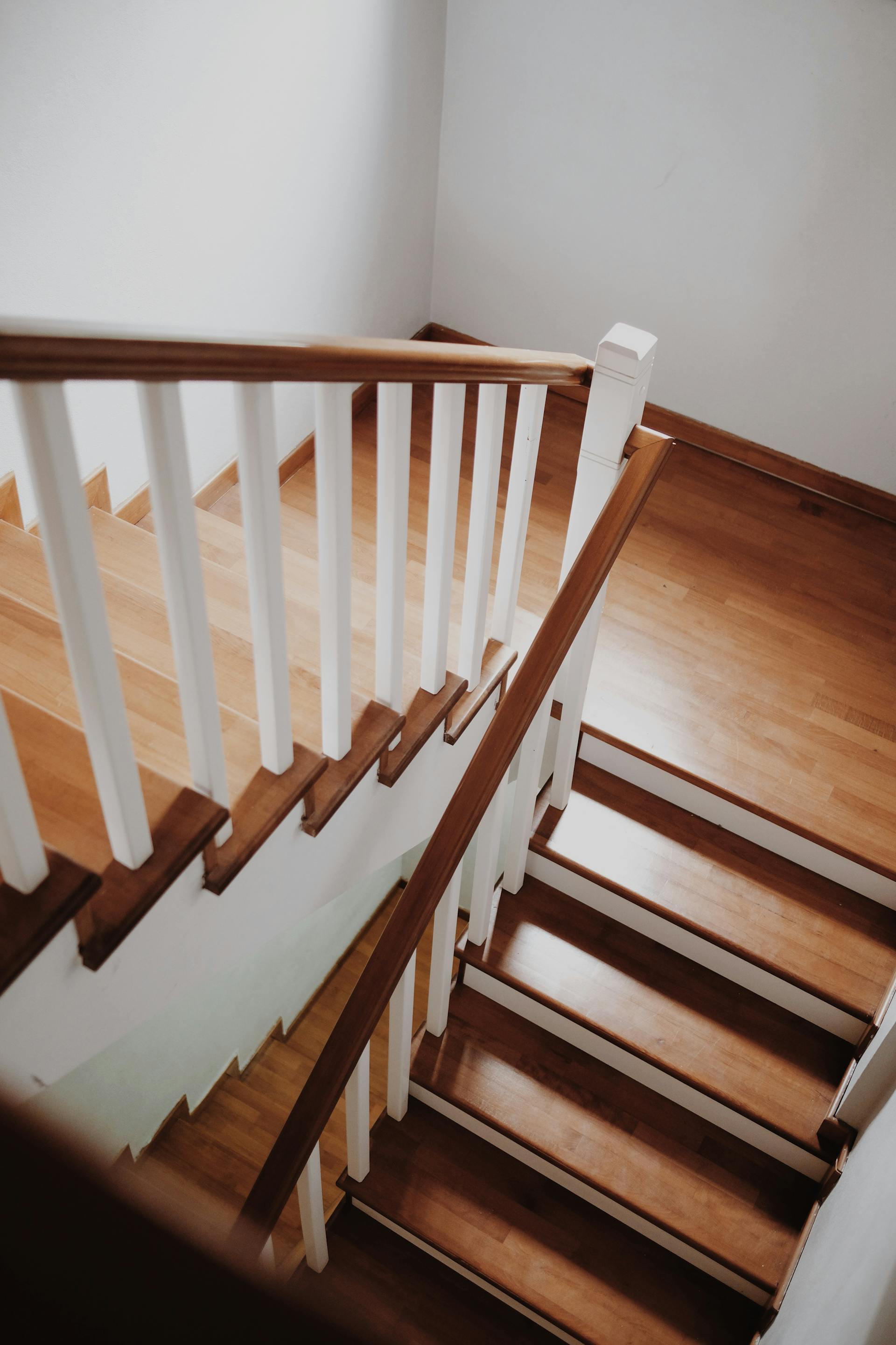 Un escalier en bois dans une maison | Source : Pexels