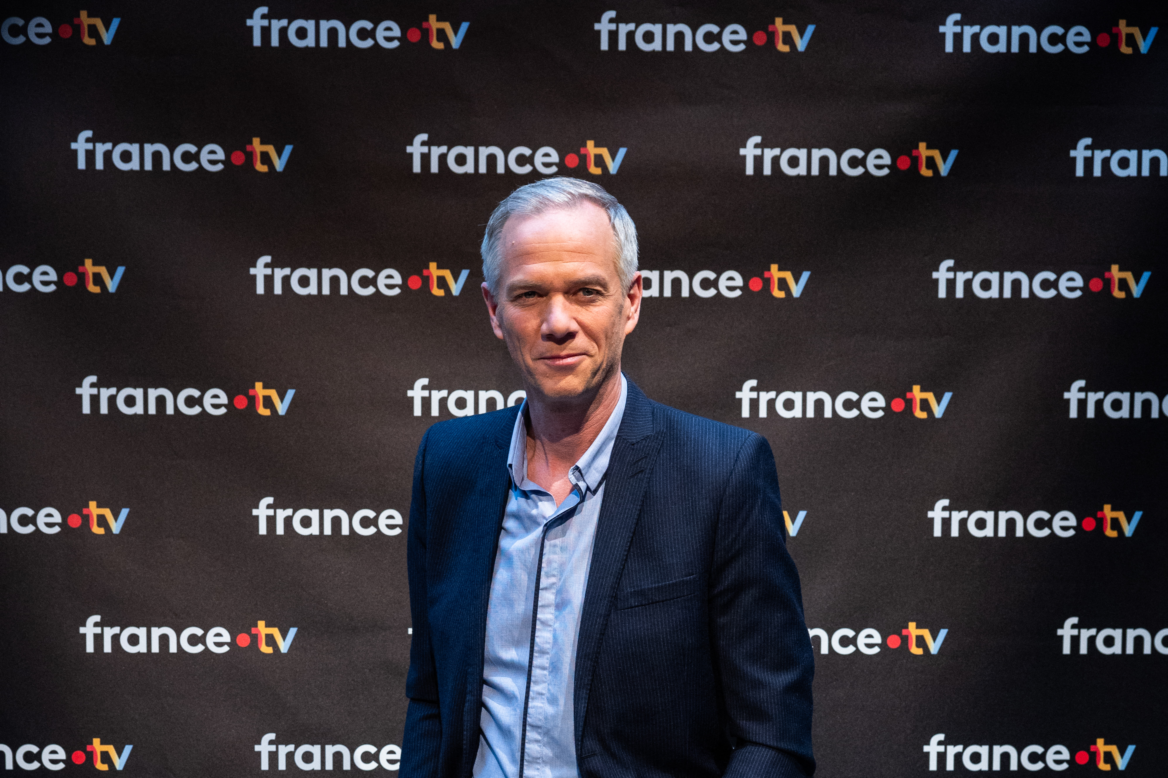 Le présentateur français Julien Arnaud pose lors de la séance photo organisée à l'occasion du 40e anniversaire de l'émission « Télématin » au siège de France Télévisions, à Paris, le 6 février 2025 I Source : Getty Images