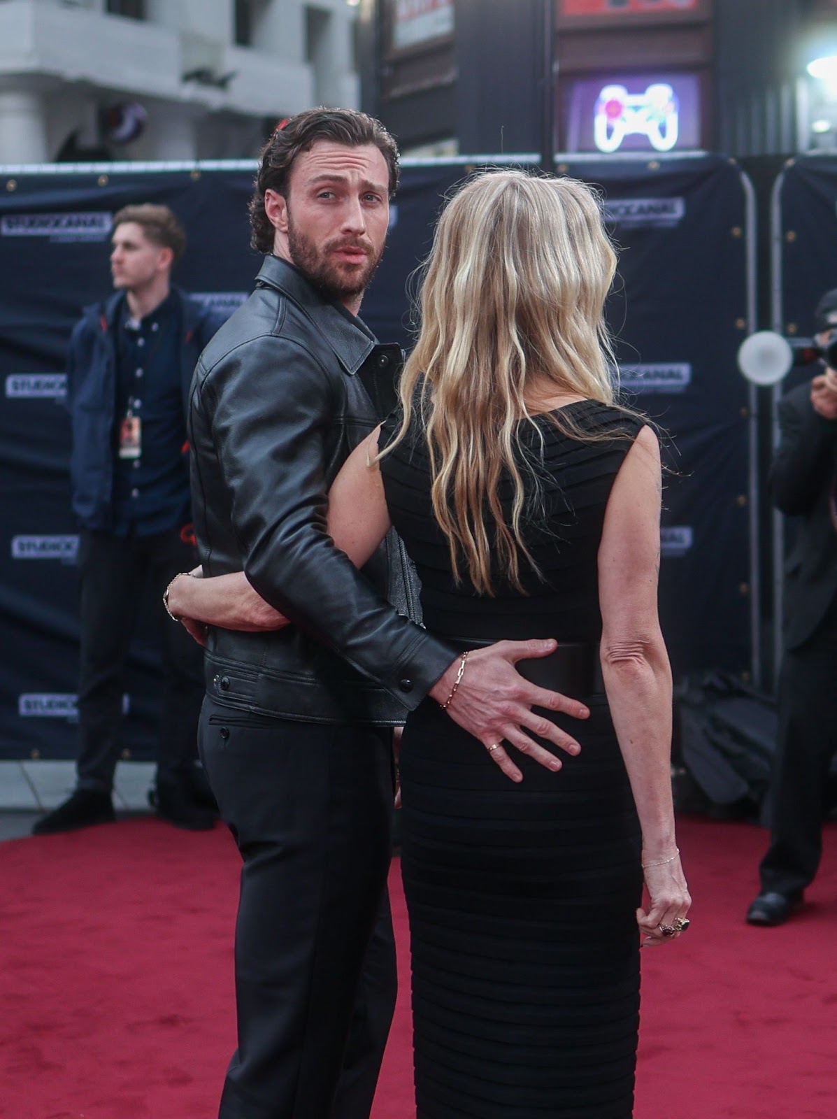 Aaron Taylor-Johnson et sa femme lors de la première mondiale de « Back to Black » le 8 avril 2024 à Londres, en Angleterre. | Source : Getty Images