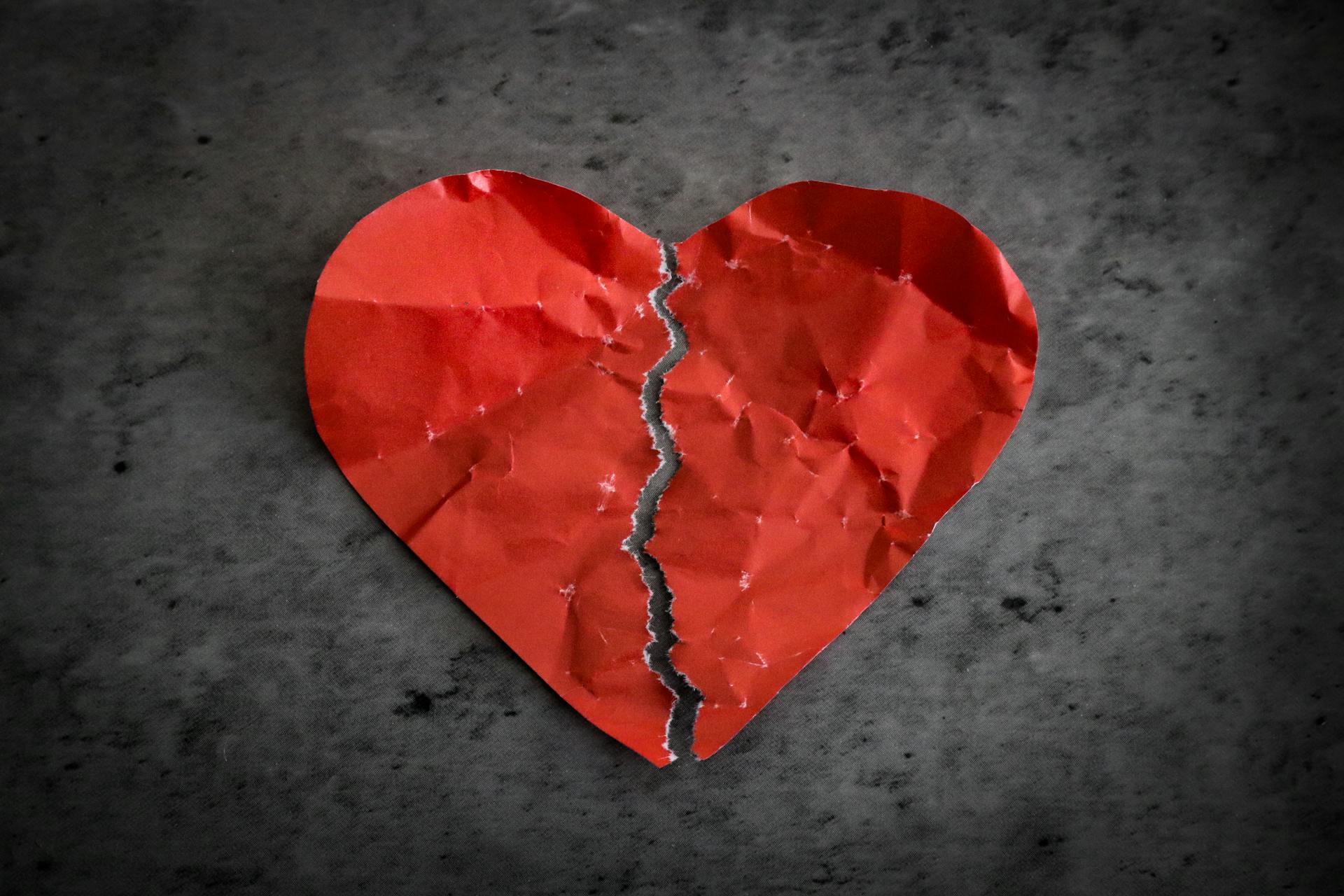 Un cœur en papier rouge déchiré en deux | Source : Pexels