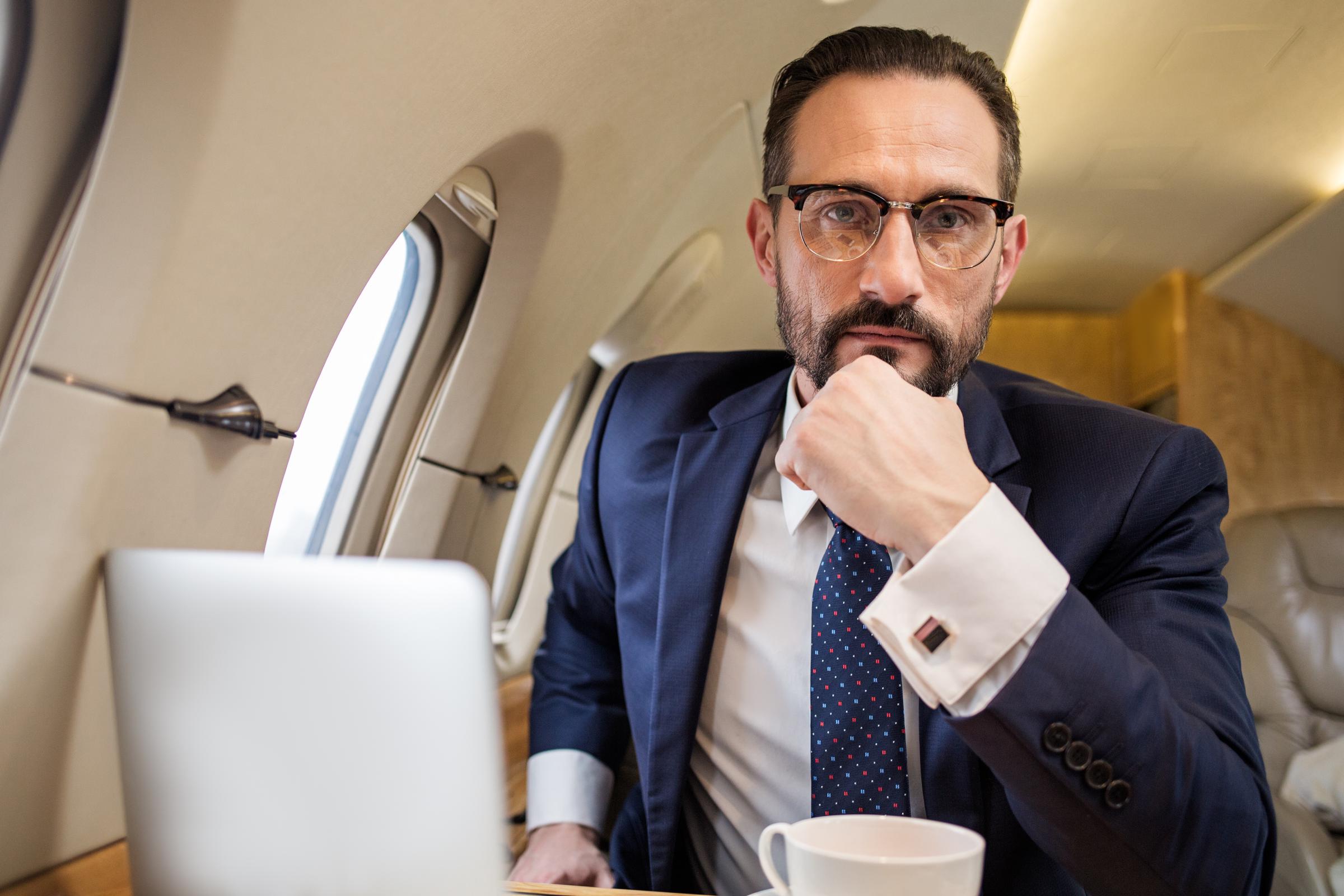 Homme d'affaires sérieux en première classe | Source : Shutterstock