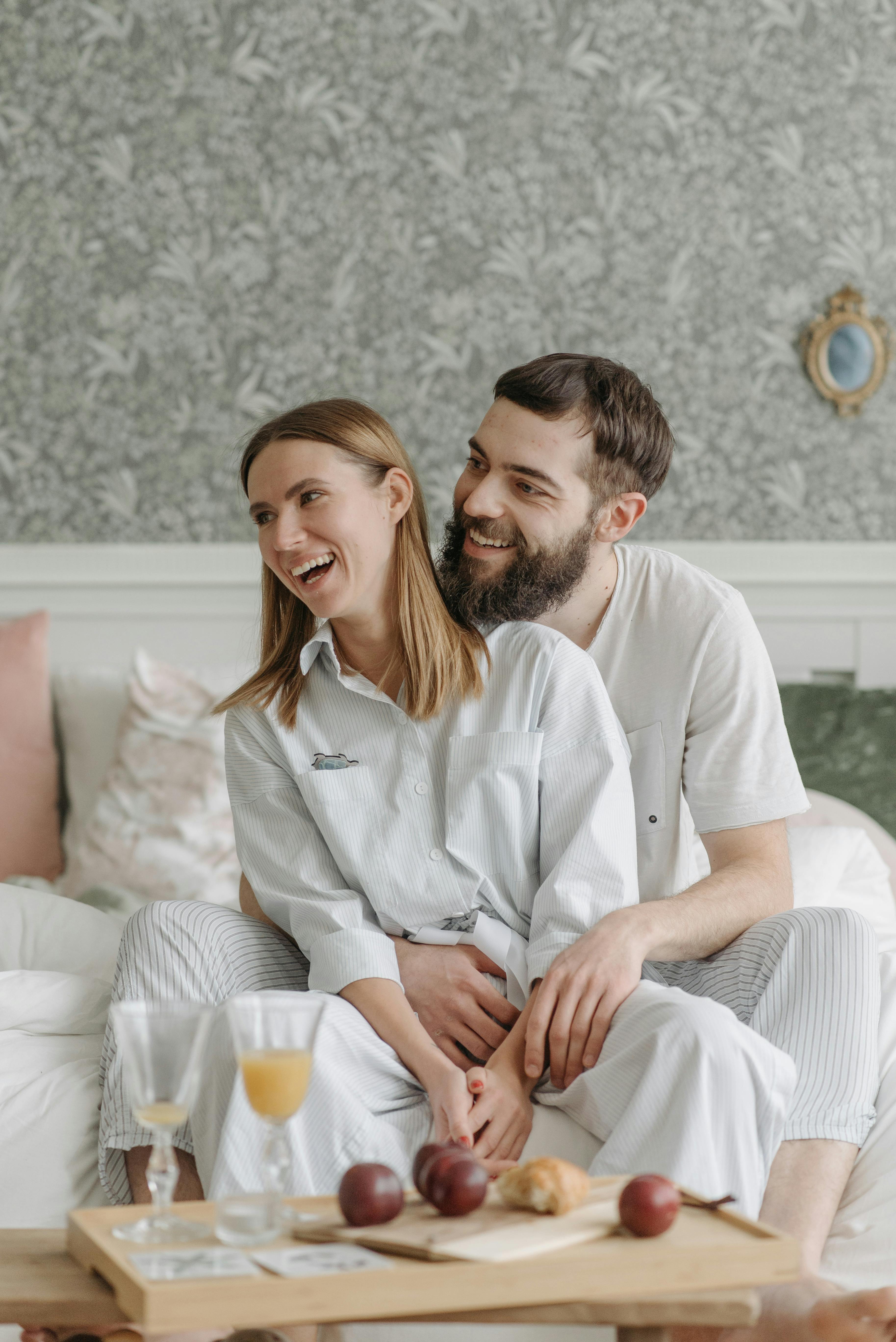 Un couple amoureux qui rit | Source : Pexels