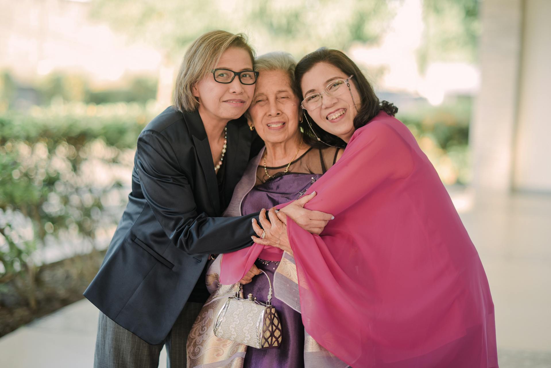 Trois femmes qui se prennent dans les bras pour  une photo | Source : Pexels