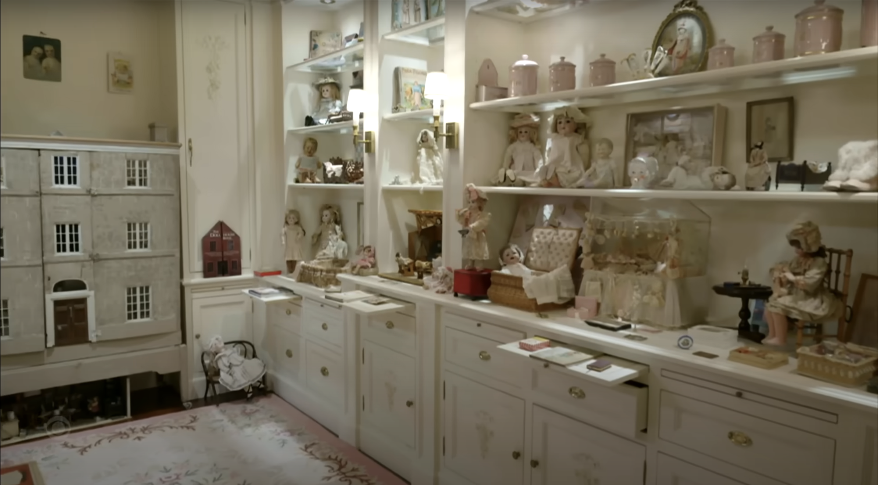 L'intérieur de la maison de Barbra Streisand, postée le 14 novembre 2023 | Source : YouTube/The Late Show with Stephen Colbert