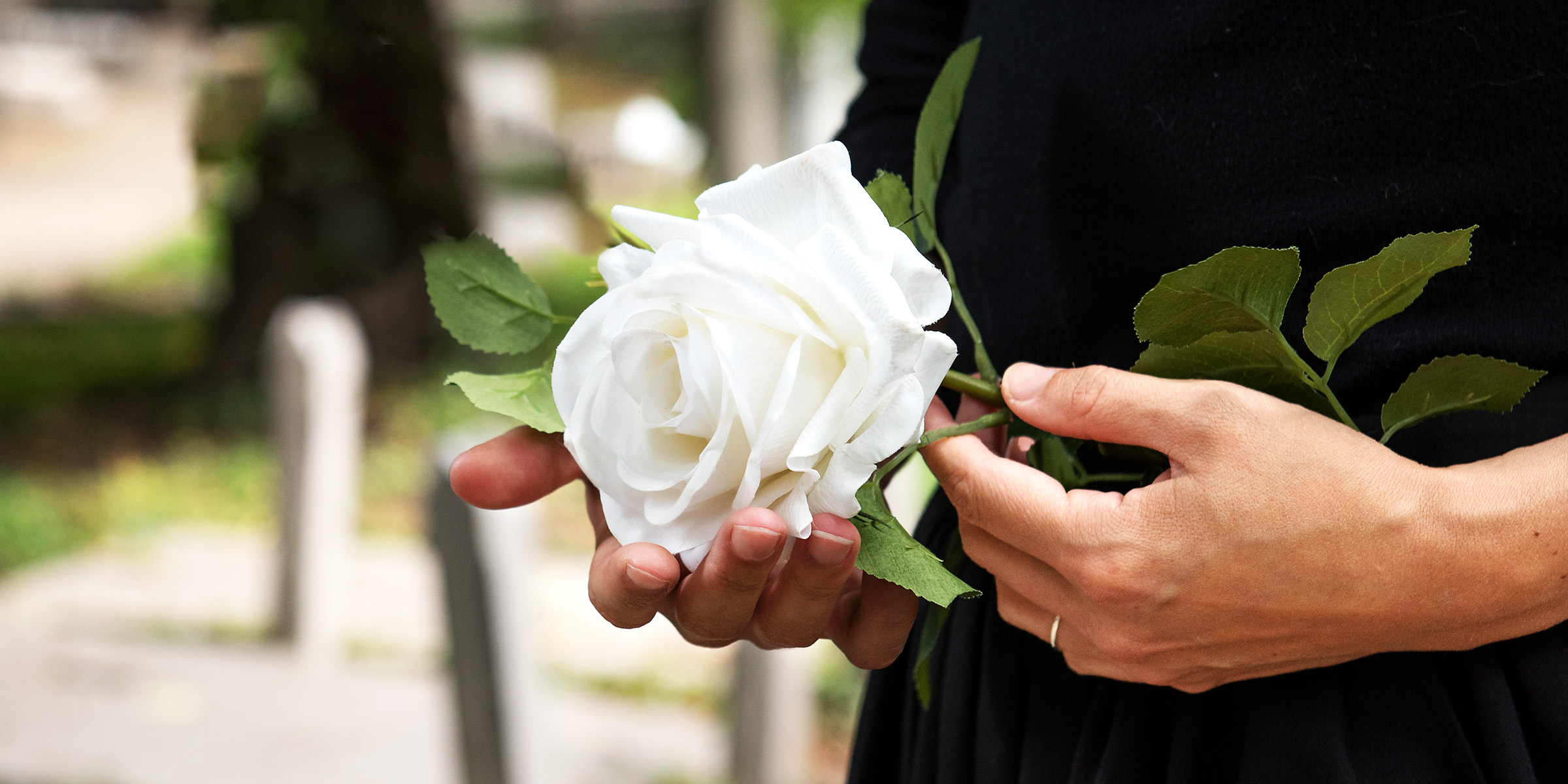 Une femme tenant une rose blanche | Source : Freepik