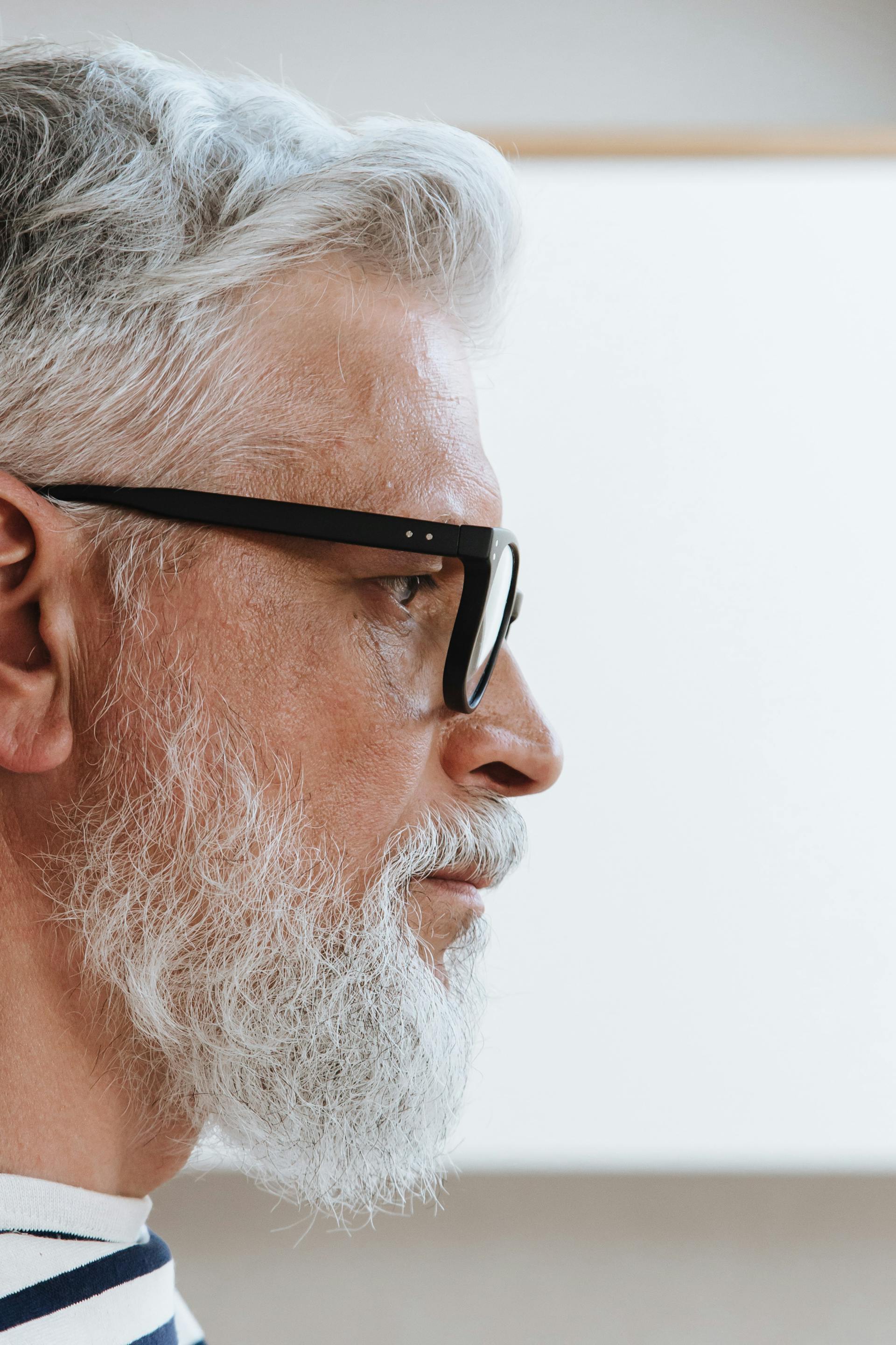 Vue latérale d'un homme en colère | Source : Pexels