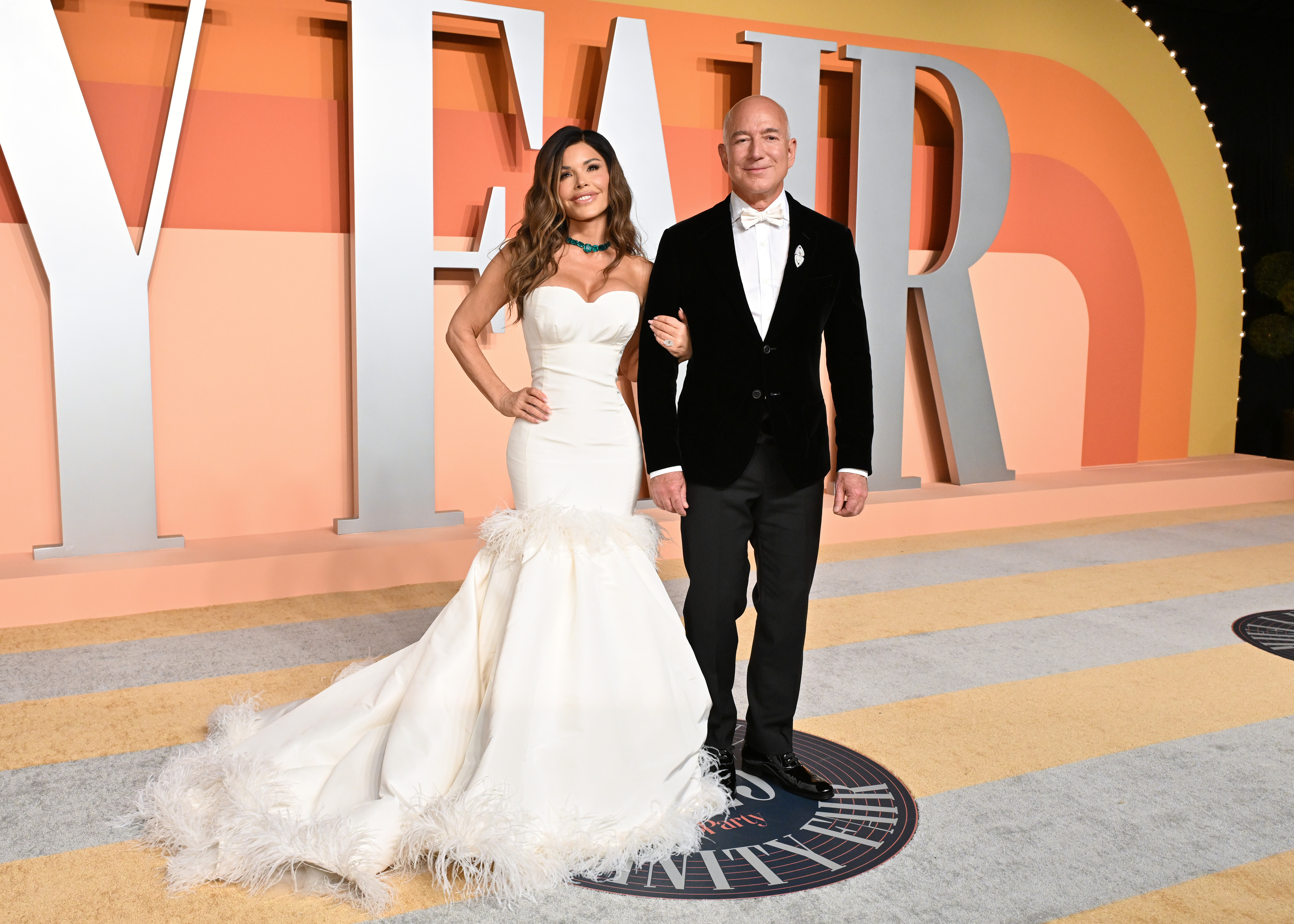 Lauren Sánchez et Jeff Bezos posent ensemble lors de la 2025 Vanity Fair Oscar Party organisée par Radhika Jones au Wallis Annenberg Center for the Performing Arts le 2 mars 2025 à Beverly Hills, Californie | Source : Getty Images