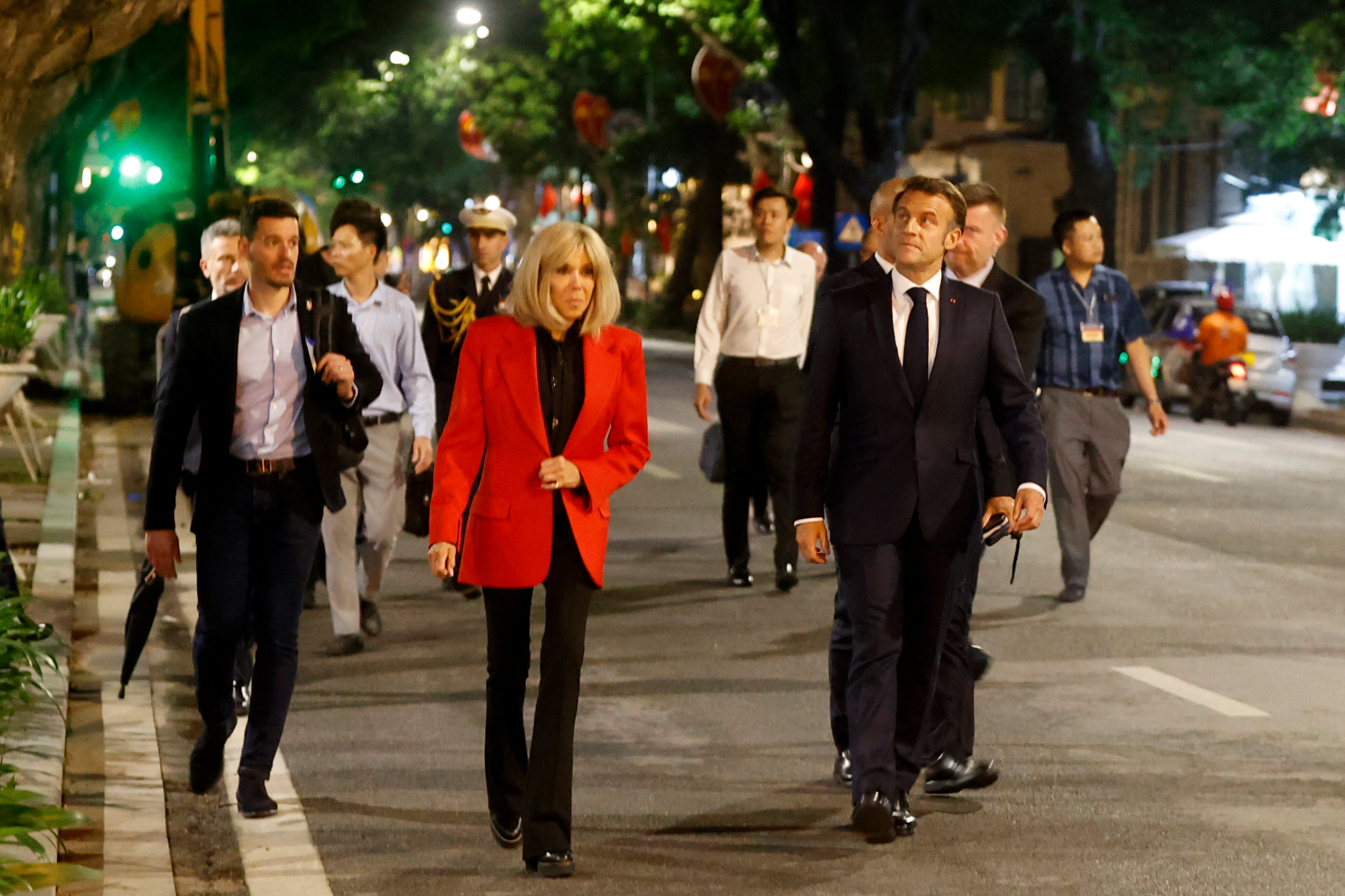 Brigitte et Emmanuel Macron marchant dans la rue avec un entourage à Hanoï, au Vietnam. | Source : Getty Images