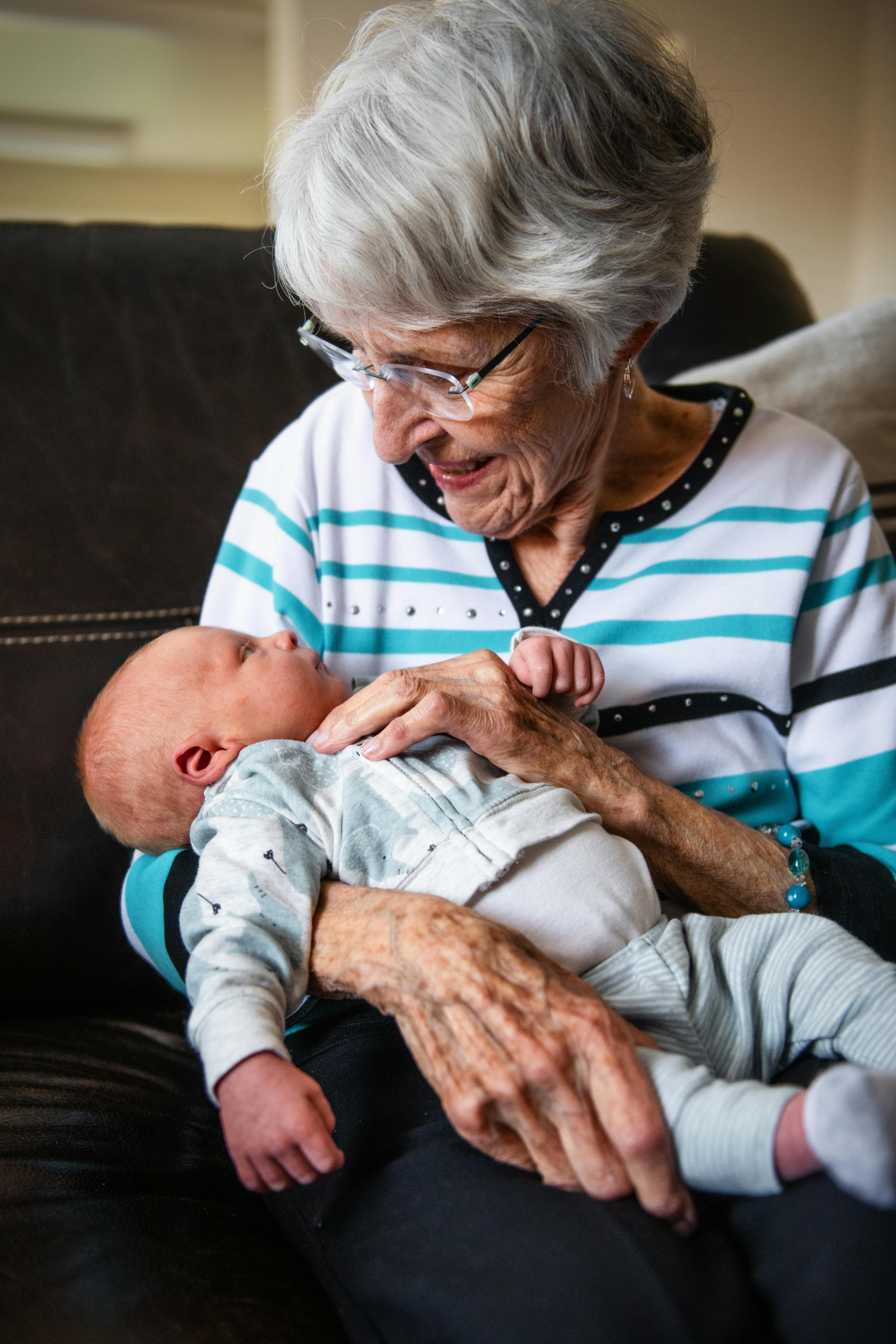 Une femme jouant avec un bébé | Source : Pexels