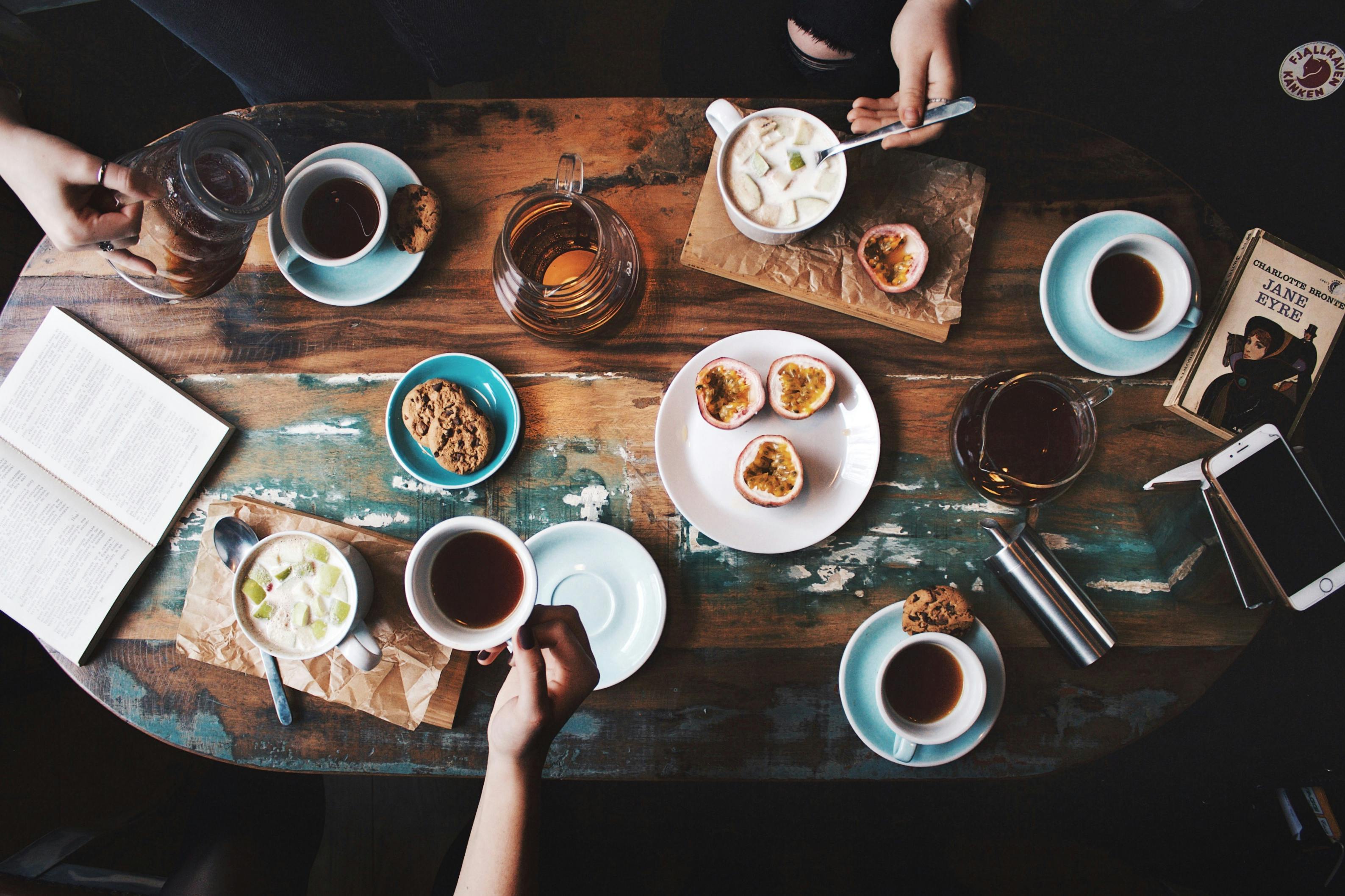 Des gens dans un café | Source : Pexels