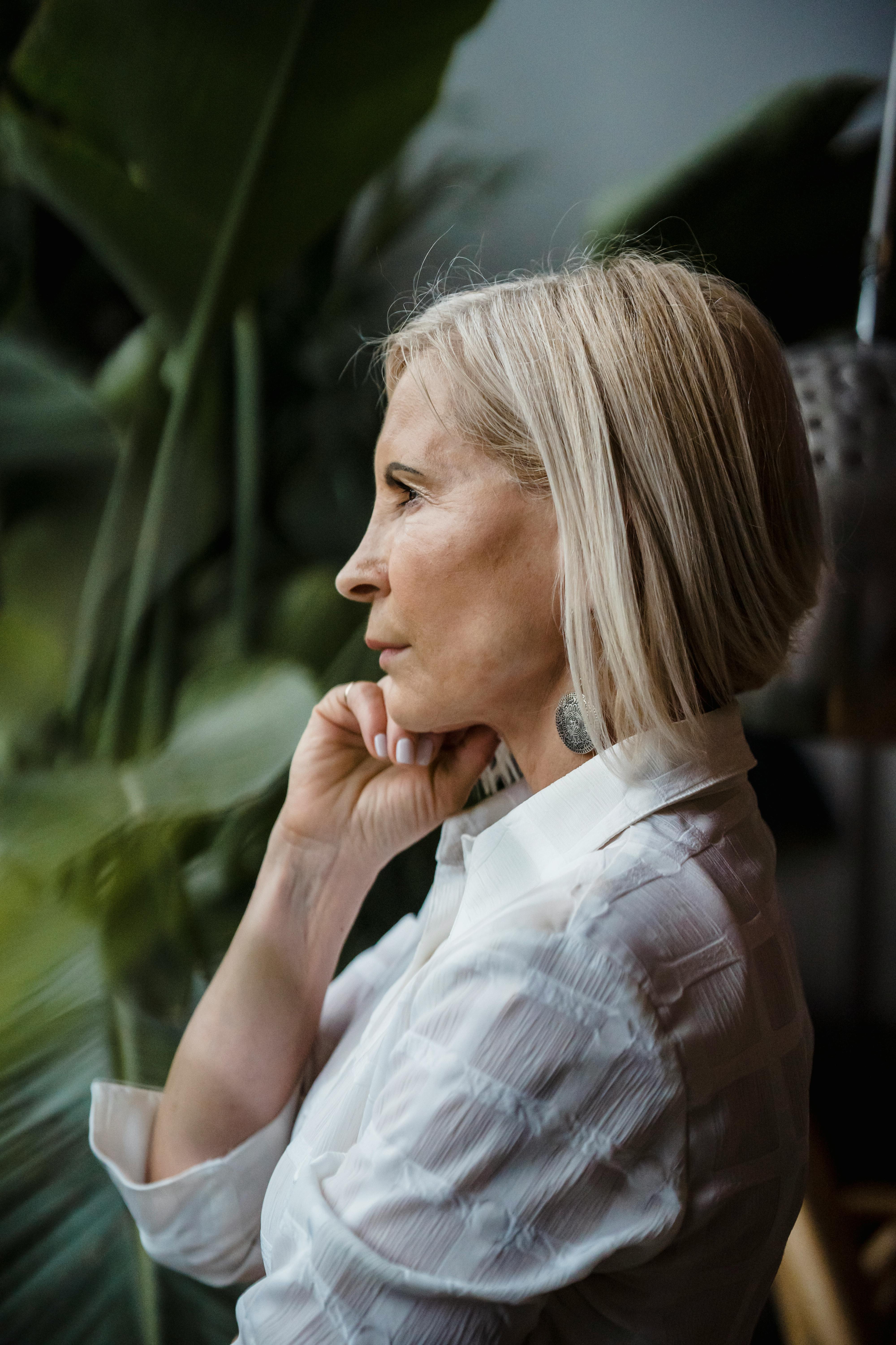 Vue de côté d'une femme bouleversée | Source : Pexels