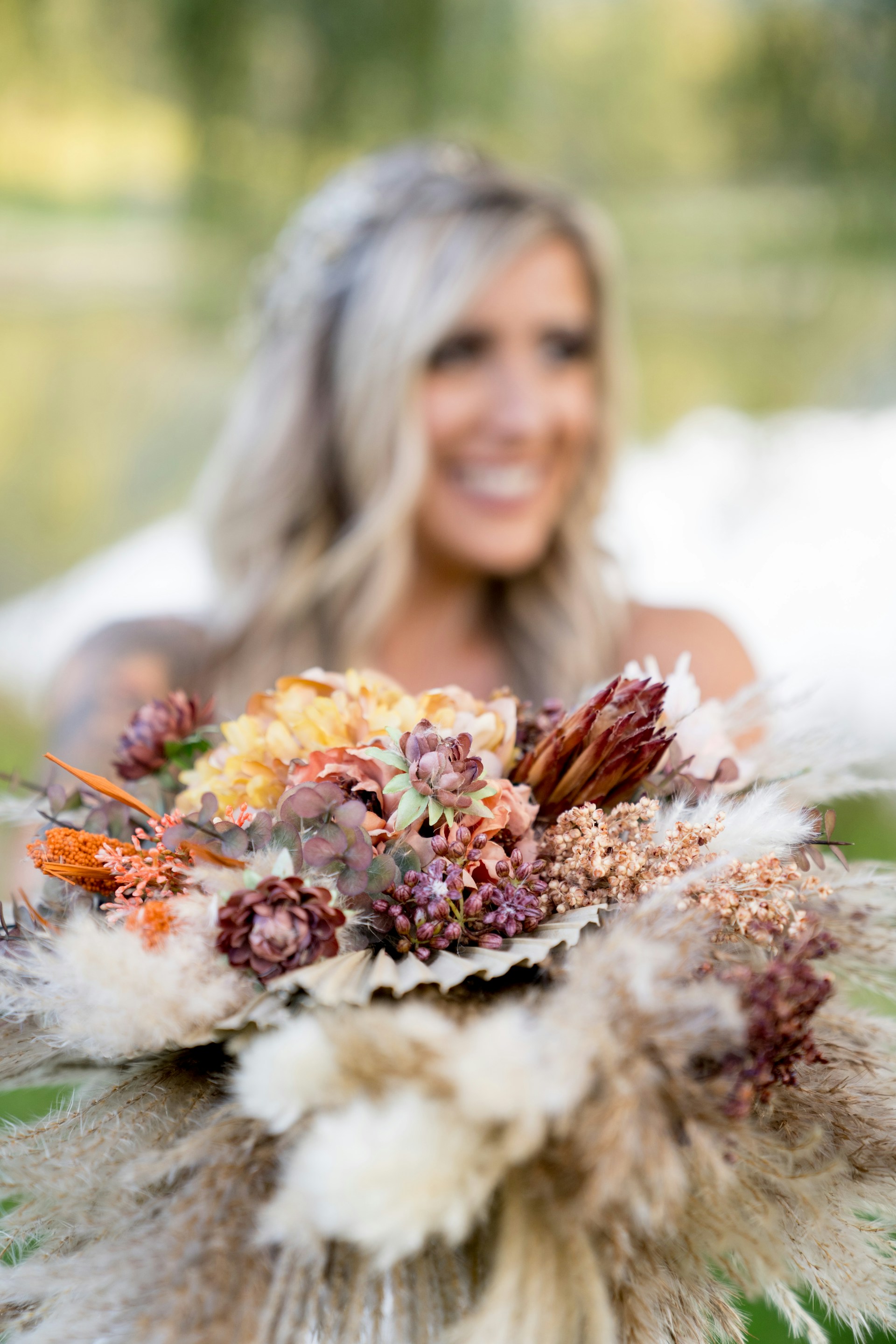 Une mariée tendant son bouquet | Source : Unsplash