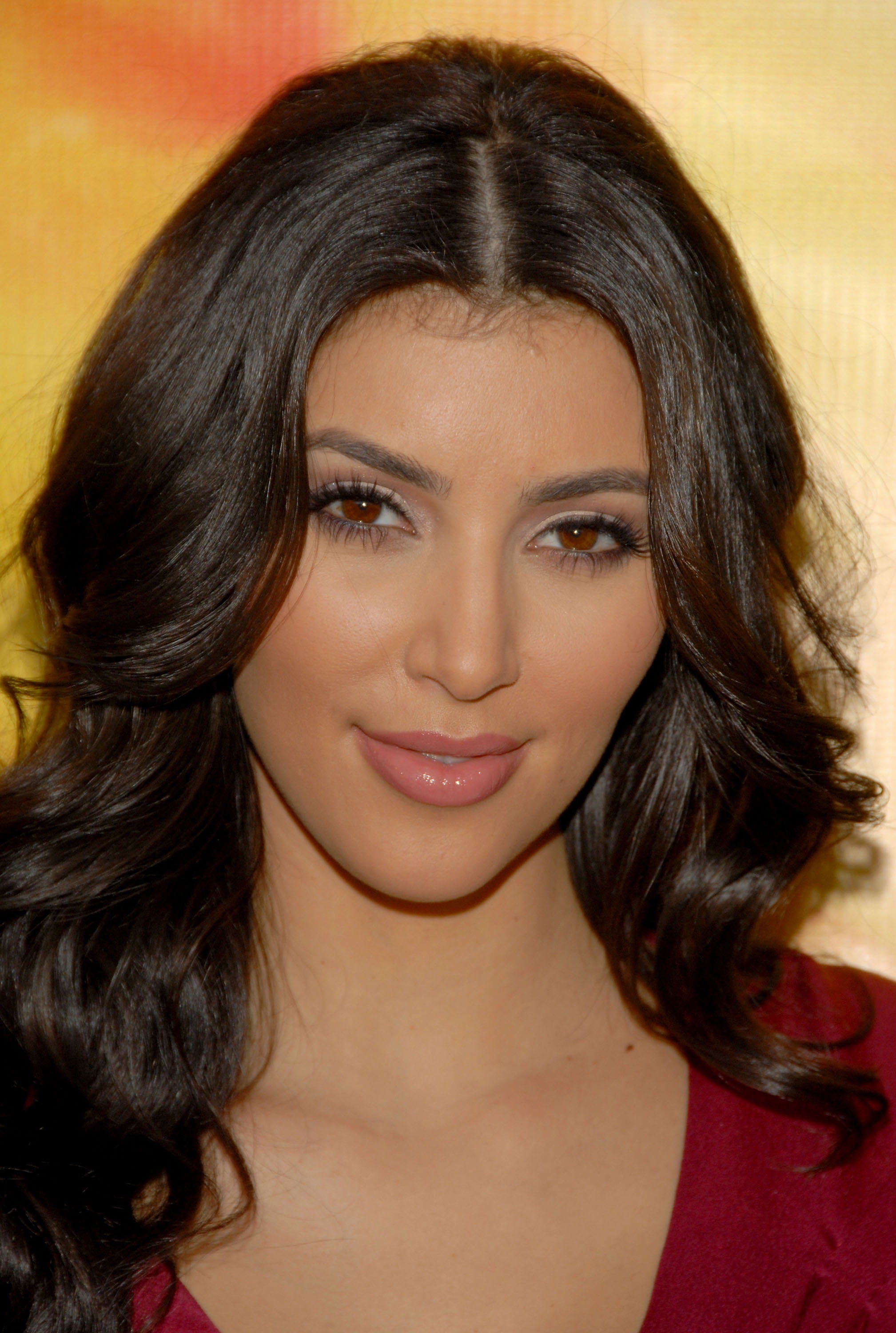 Kim Kardashian, 27 ans, affichait un visage ovale, avec un nez fin et des pommettes hautes et pleines, lors de son arrivée à la Mercedes-Benz Fashion Week printemps 2009, le 14 octobre 2008, à Culver City, en Californie.