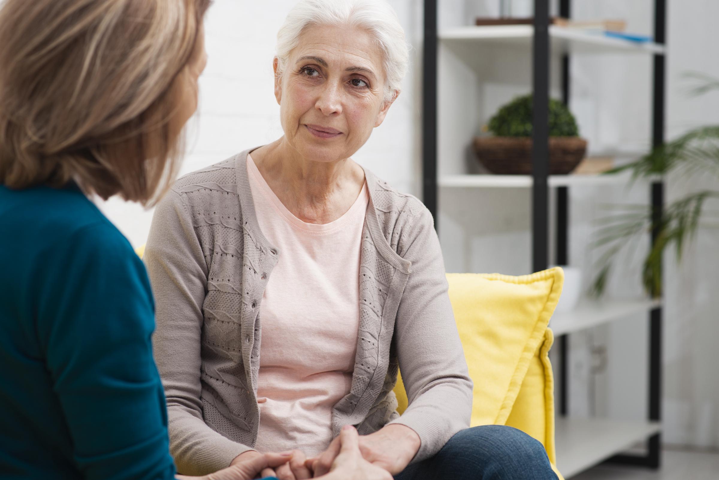 Deux femmes se regardant et se tenant la main | Source : Freepik
