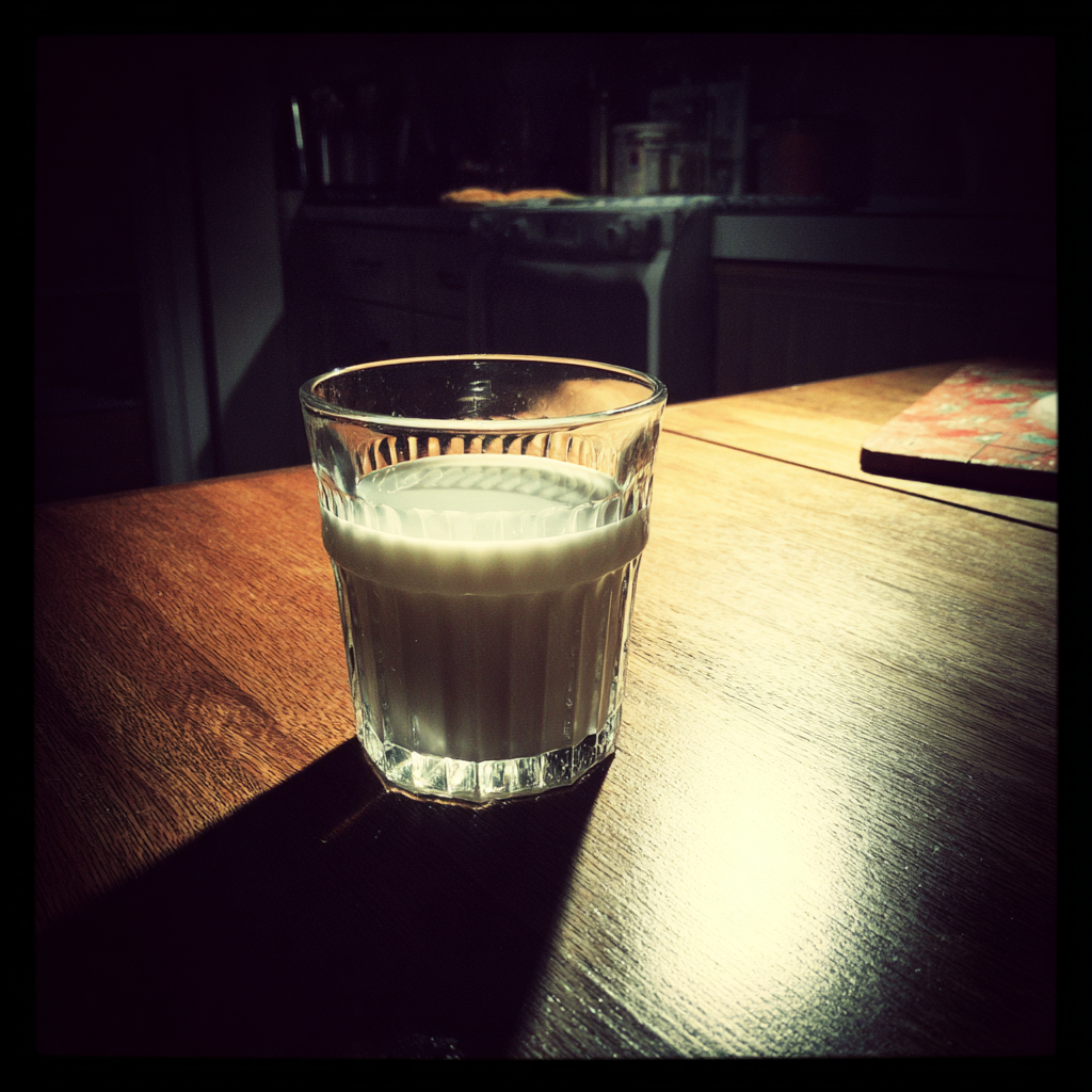 Un verre de lait sur une table | Source : Midjourney
