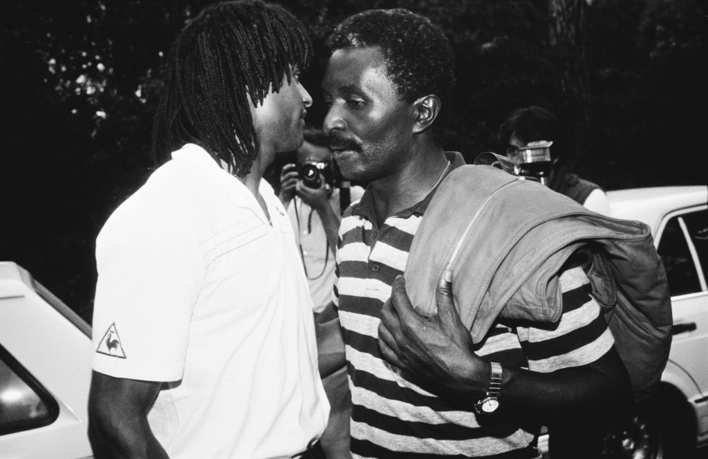 Yannick Noah avec son père après sa victoire à Roland Garros en 1983 I Source : Getty Images