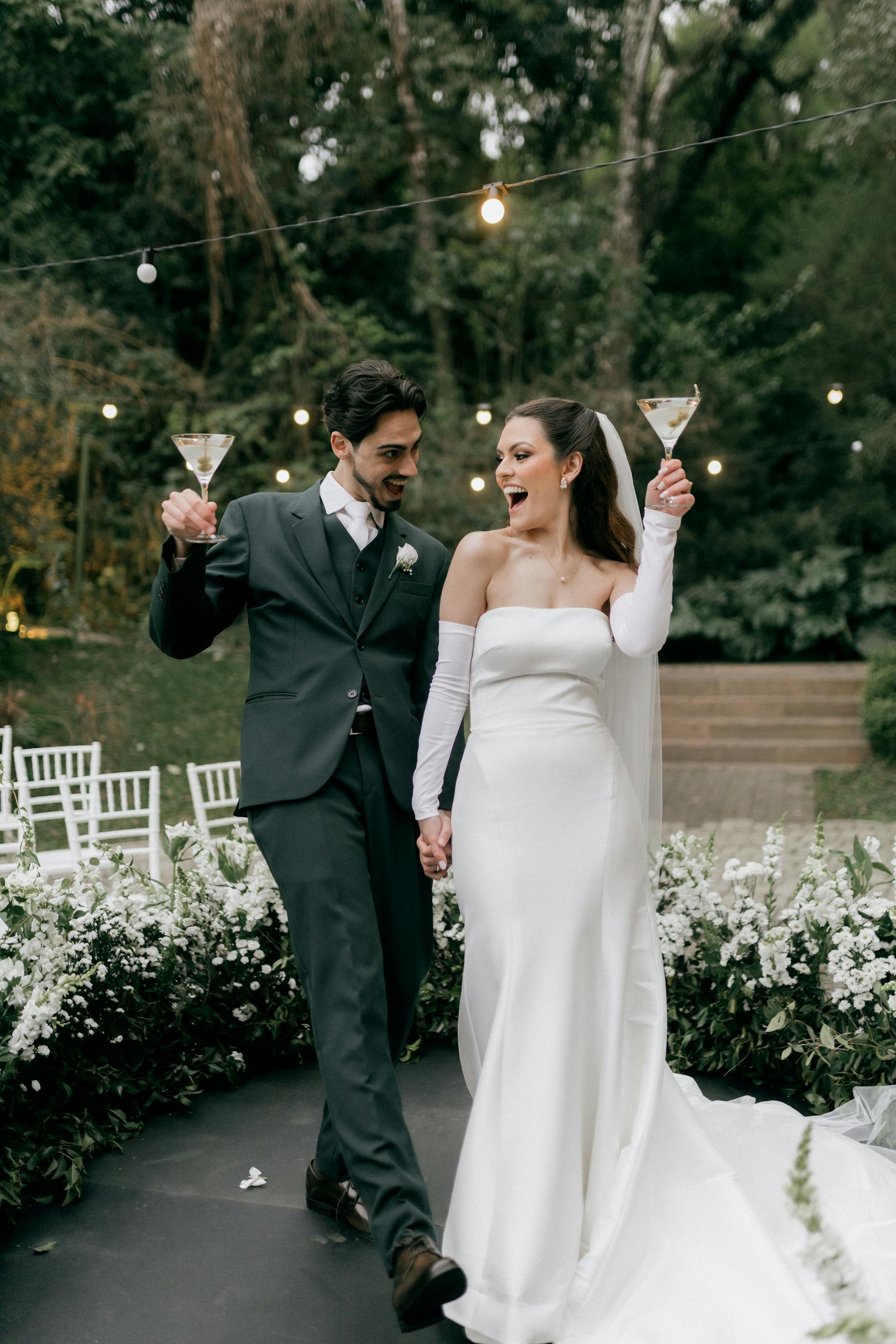 Une mariée et un marié lèvent leurs verres de boisson | Source : Pexels