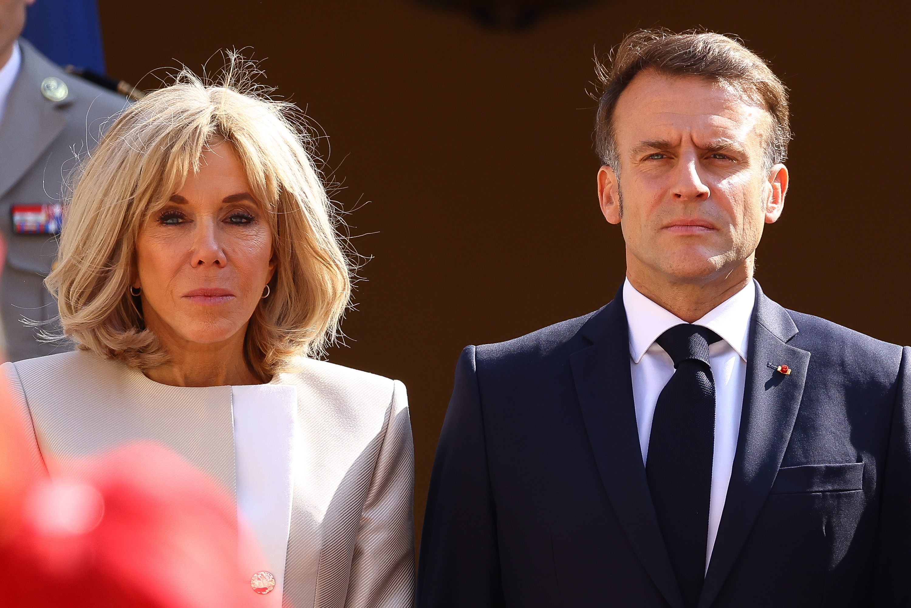Le président français Emmanuel Macron et son épouse Brigitte Macron assistent à une cérémonie de bienvenue à leur arrivée pour une visite d'État de deux jours au Palais princier de Monaco, le 7 juin 2025 à Monaco I Source : Getty Images