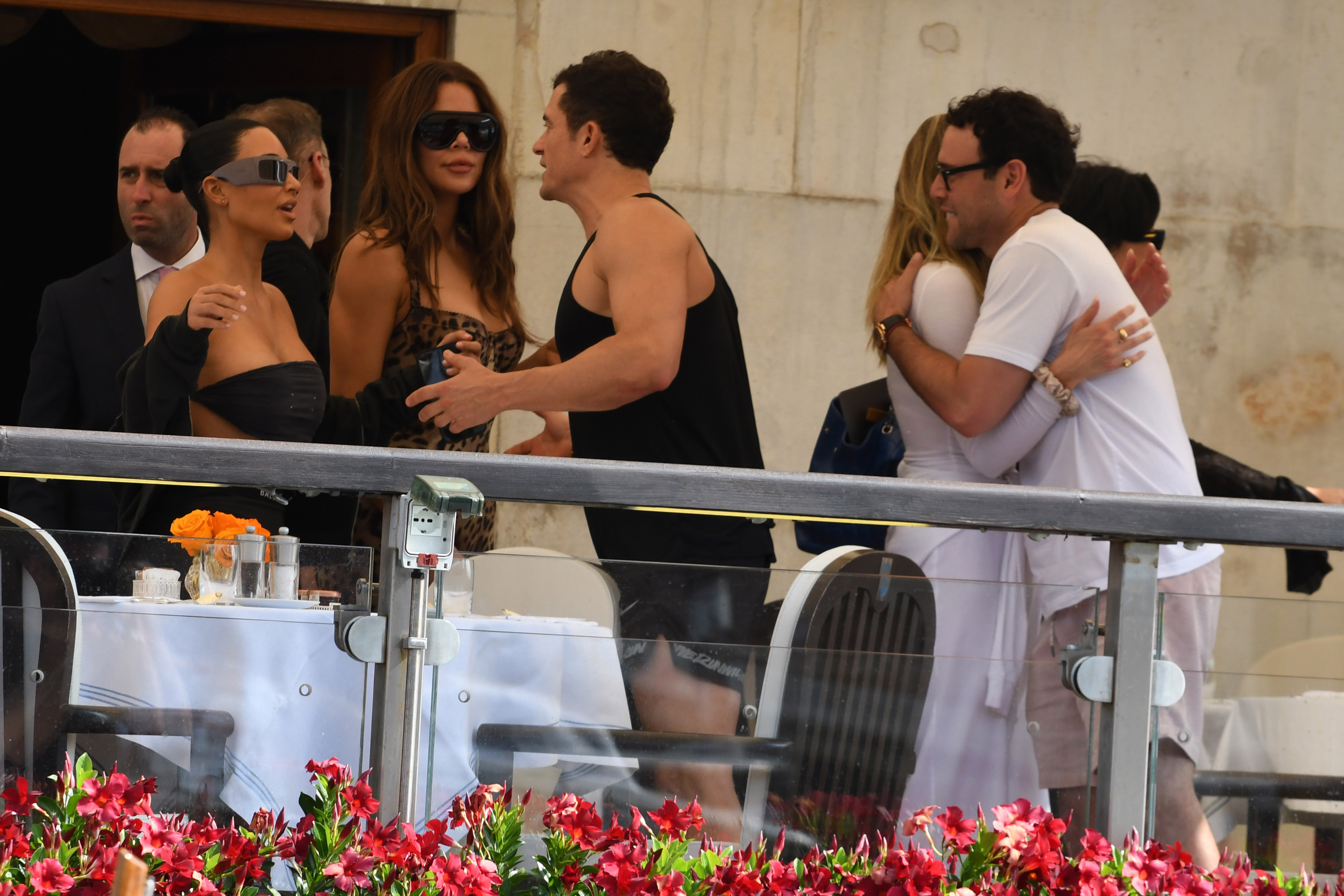 Kim Kardashian, Khloé Kardashian et Orlando Bloom avant le mariage de Jeff Bezos et Lauren Sanchez le 26 juin 2025 à Venise, en Italie. (Photo by Luigi Iorio/GC Images)rencontre avant le mariage de Jeff Bezos et Lauren Sanchez le 26 juin 2025 à Venise, Italie | Source : Getty Images