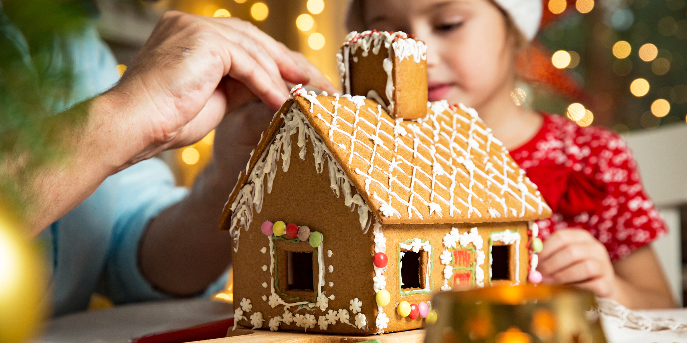 Une petite fille qui fabrique une maison en pain d'épices | Source : Shutterstock