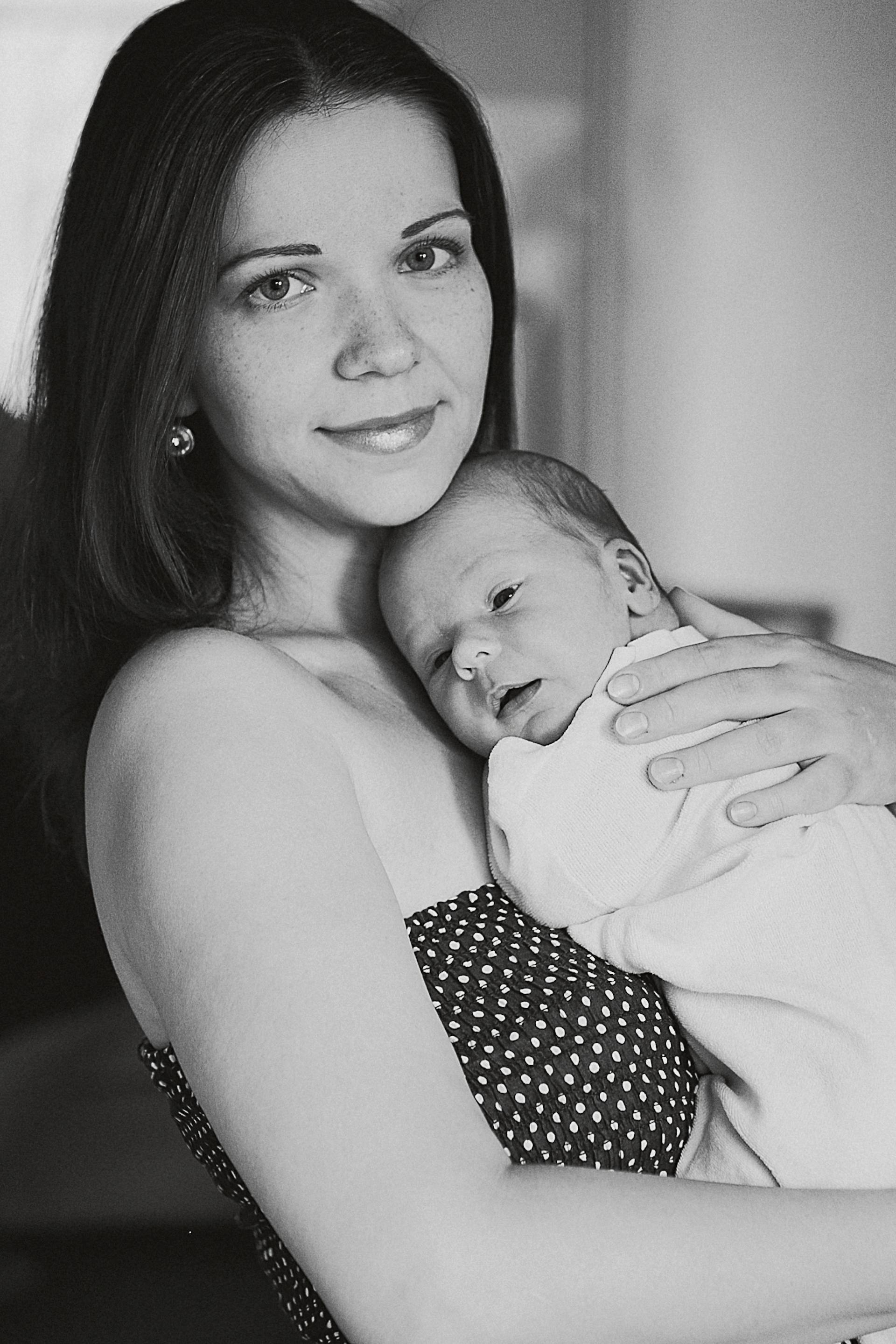 Une femme souriante tenant un bébé | Source : Pexels