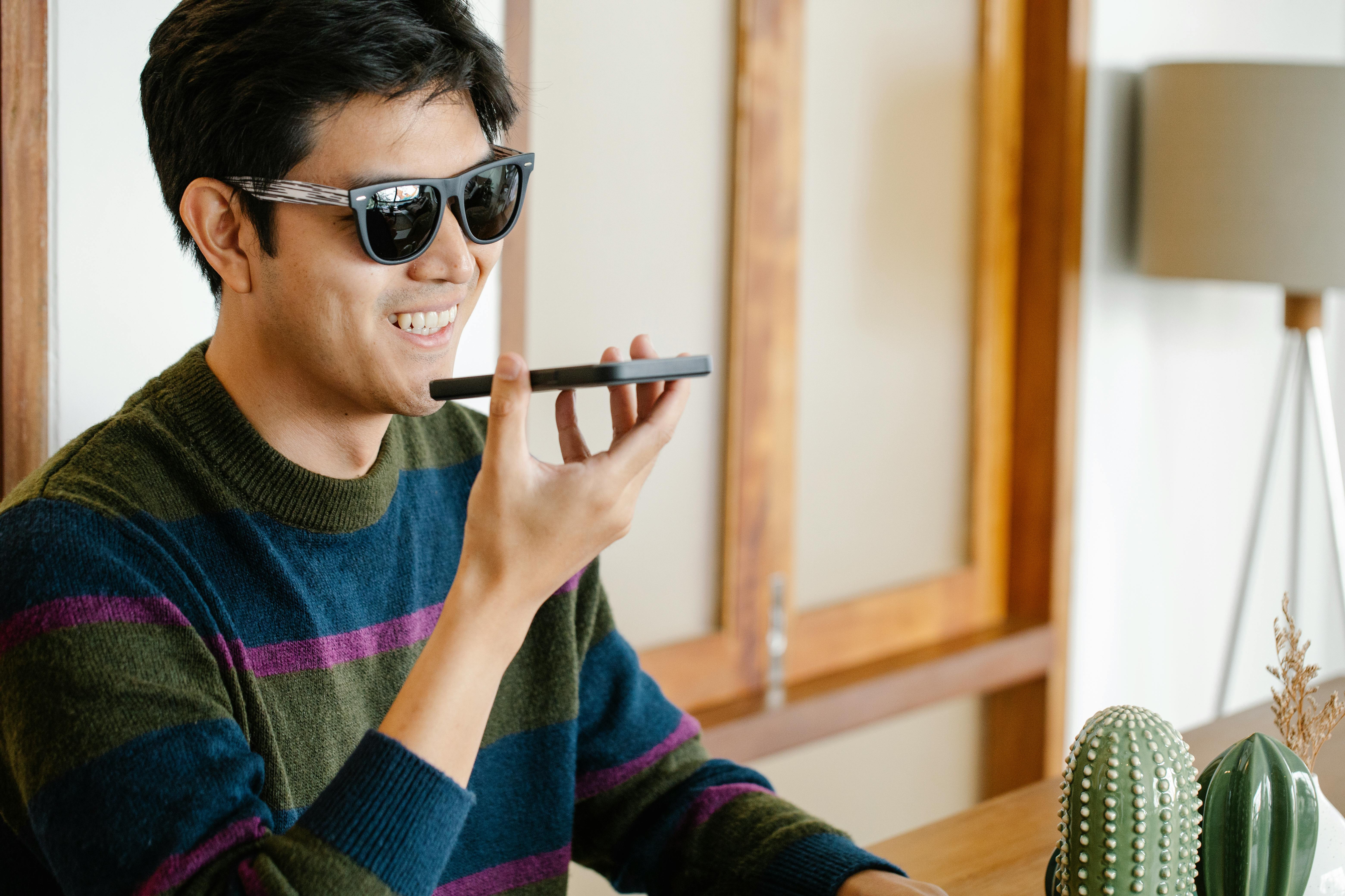Un homme heureux sur un appel | Source : Pexels