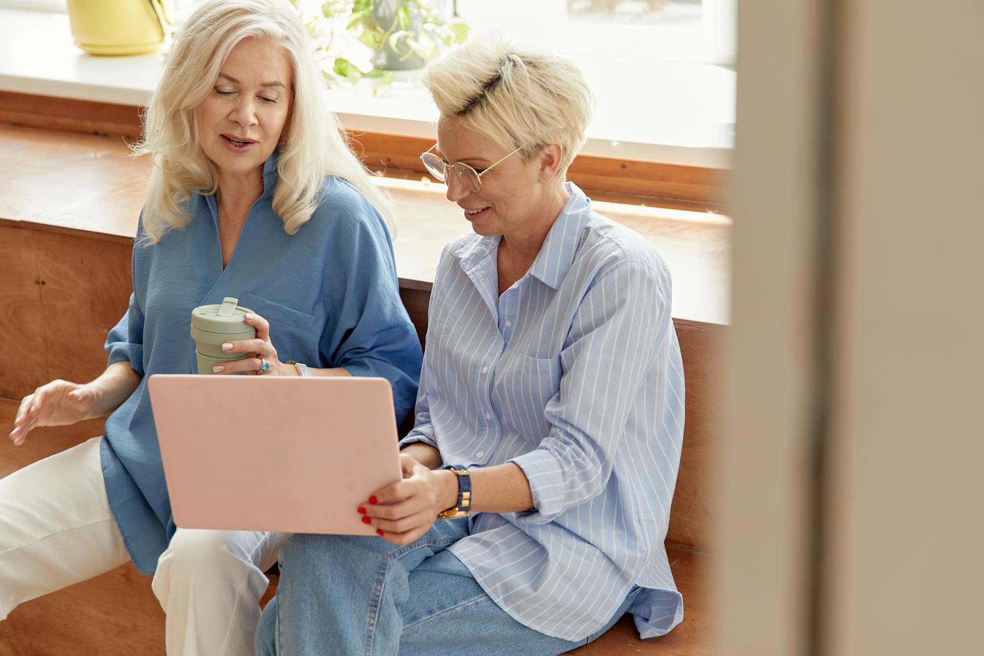 Deux femmes âgées regardant l'écran d'un ordinateur portable | Source : Pexels