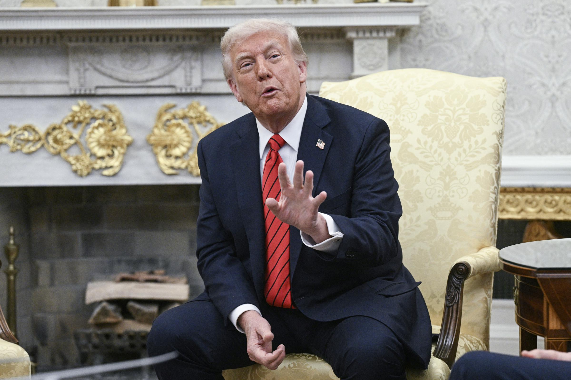 Le président américain Donald Trump dans le bureau ovale de la Maison Blanche à Washington, le 17 avril 2025 | Source : Getty Images