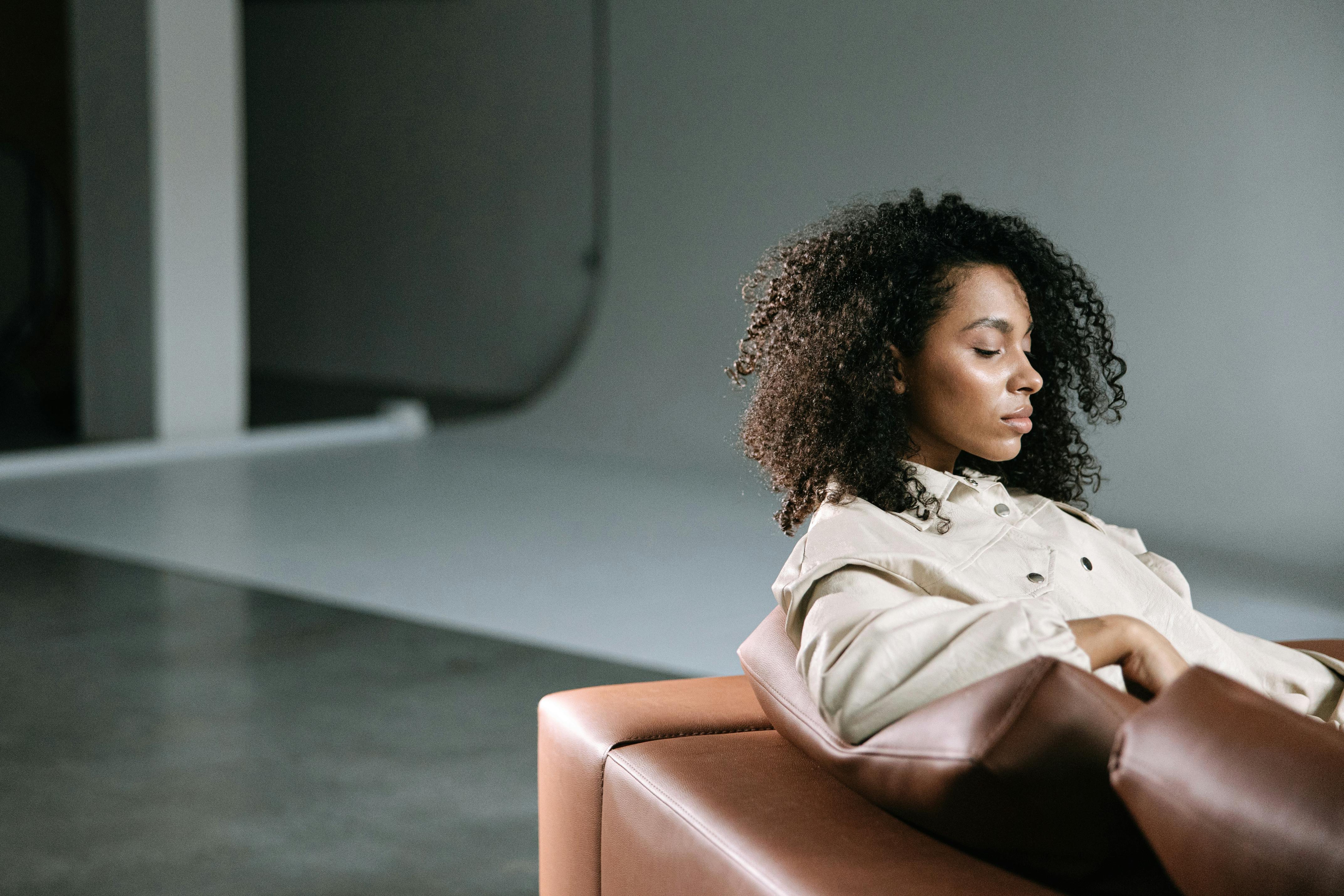 Une femme qui complote quelque chose | Source : Pexels