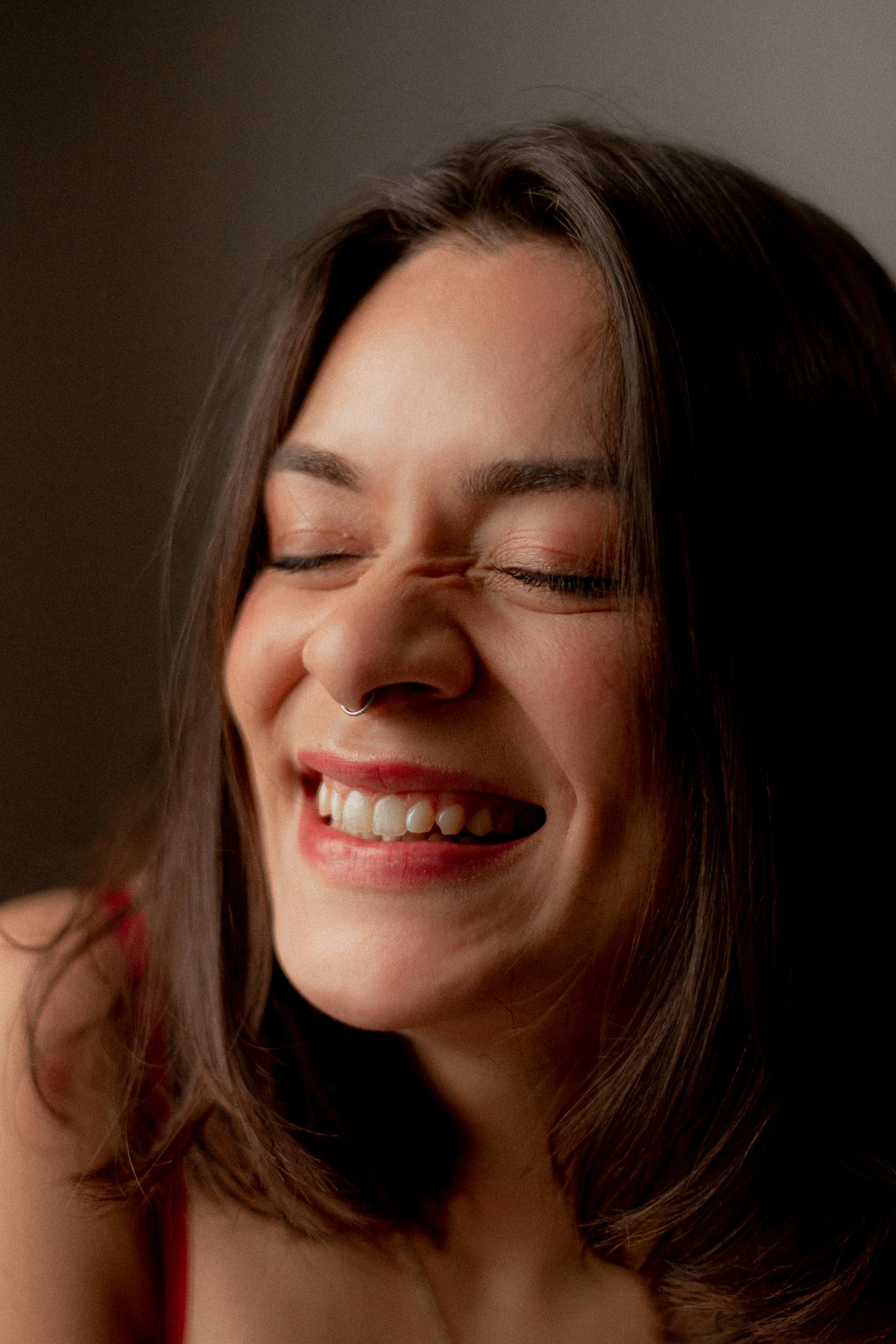 Une femme qui rit | Source : Pexels