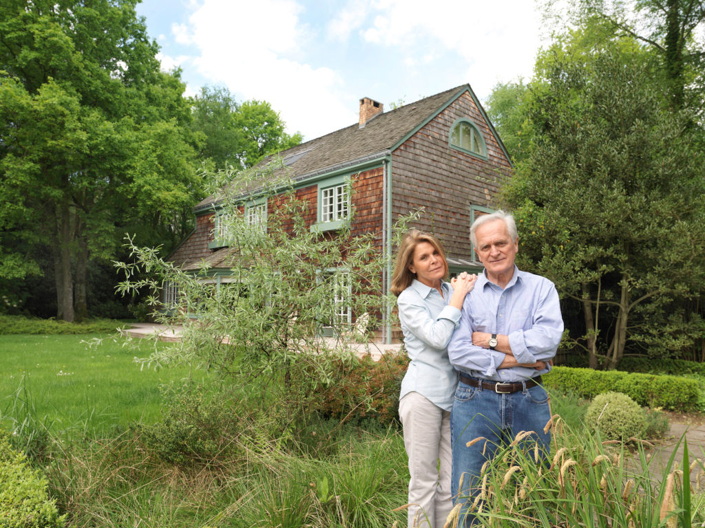 Philippe Labro, journaliste et écrivain français aux côtés de sa femme Françoise Coulon à leur domicile I Source : Getty Images