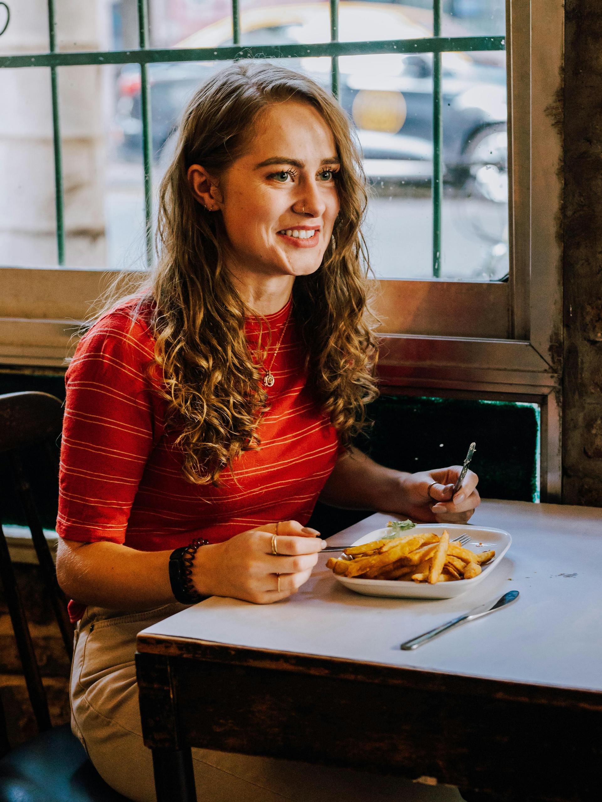 Une femme dans un restaurant | Source : Pexels