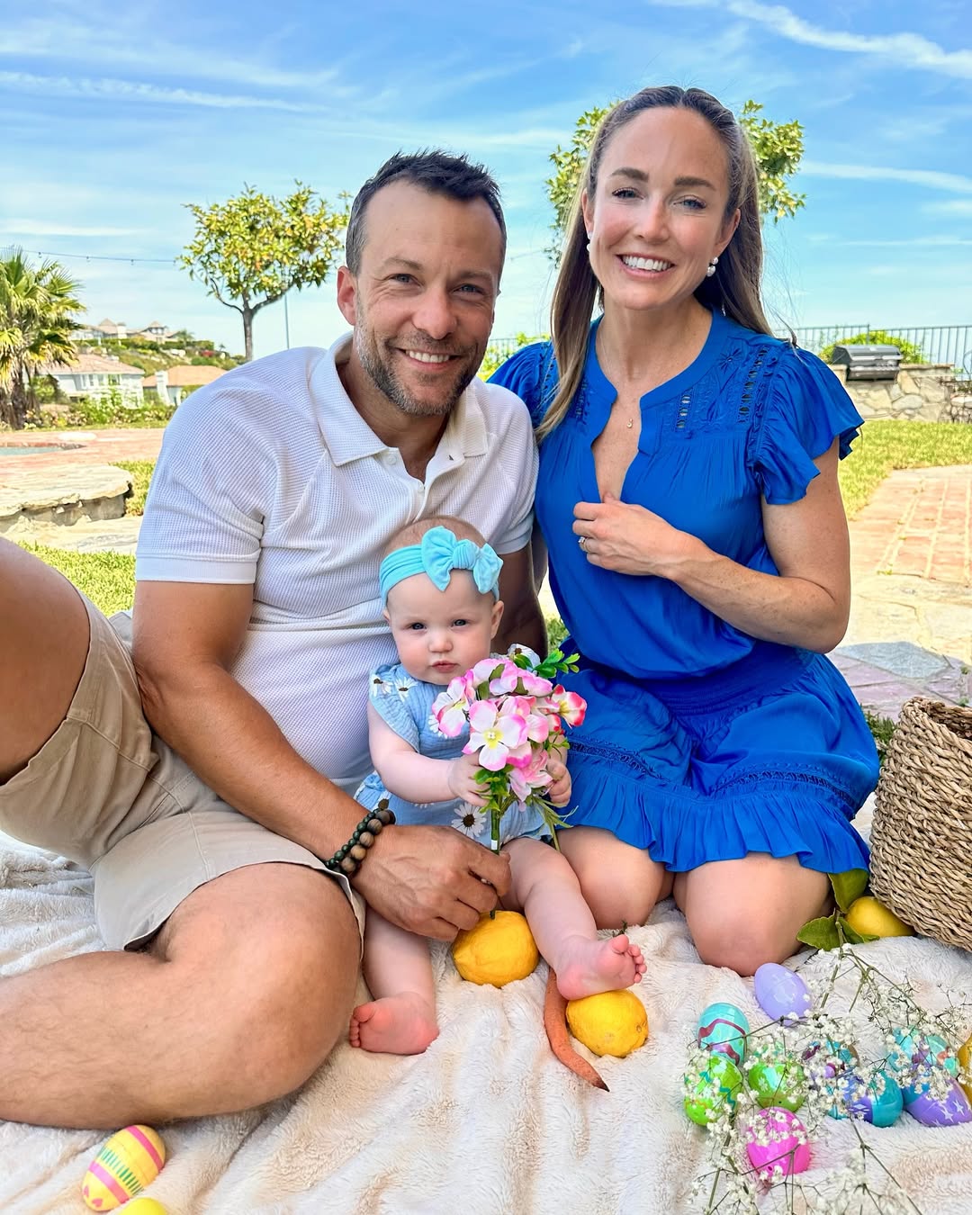 Caity Lotz et Kyle Schmid avec leur fille d'après un post daté du 20 avril 2025. | Source : Instagram/caitylotz