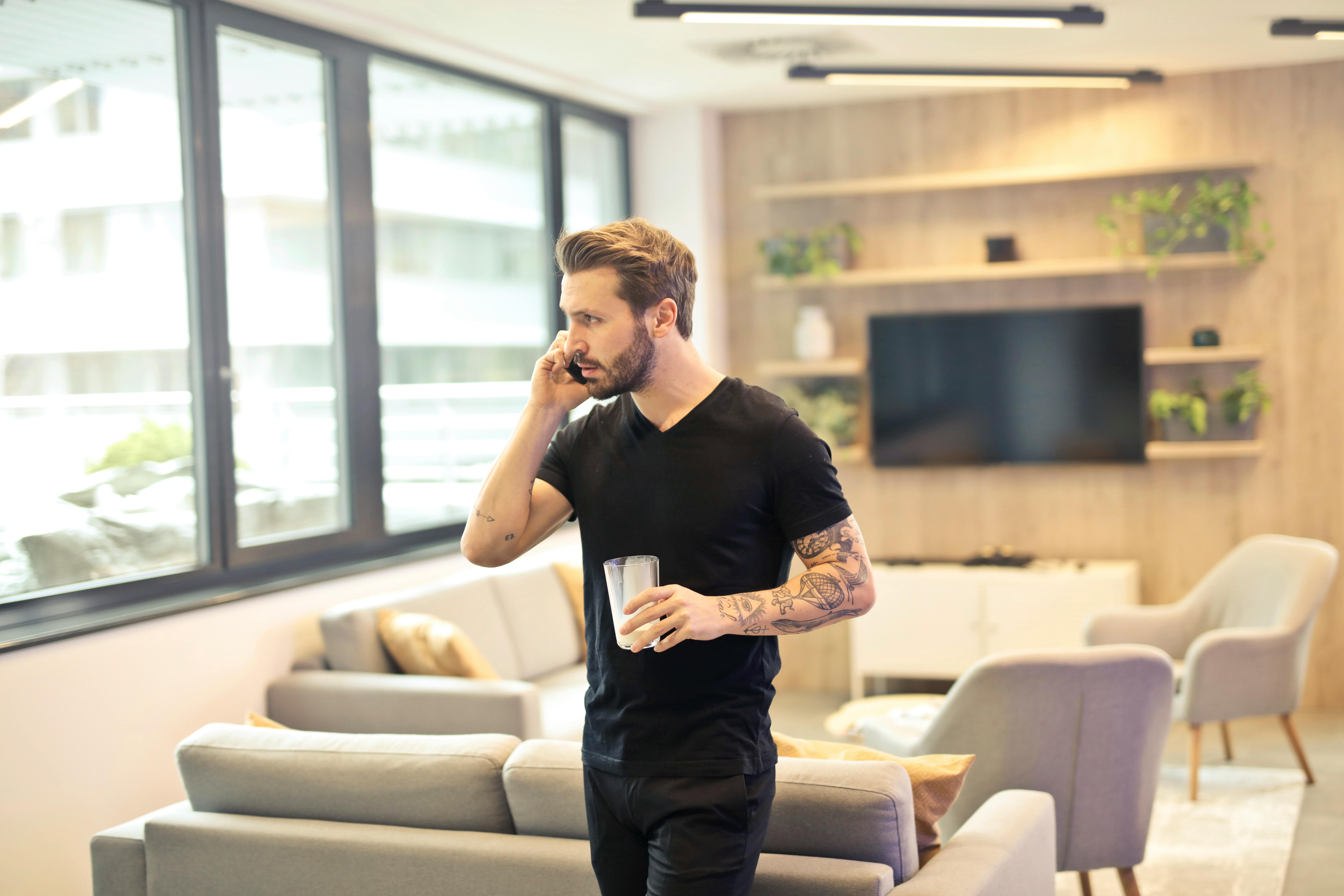 Un homme confus lors d'un appel | Source : Pexels