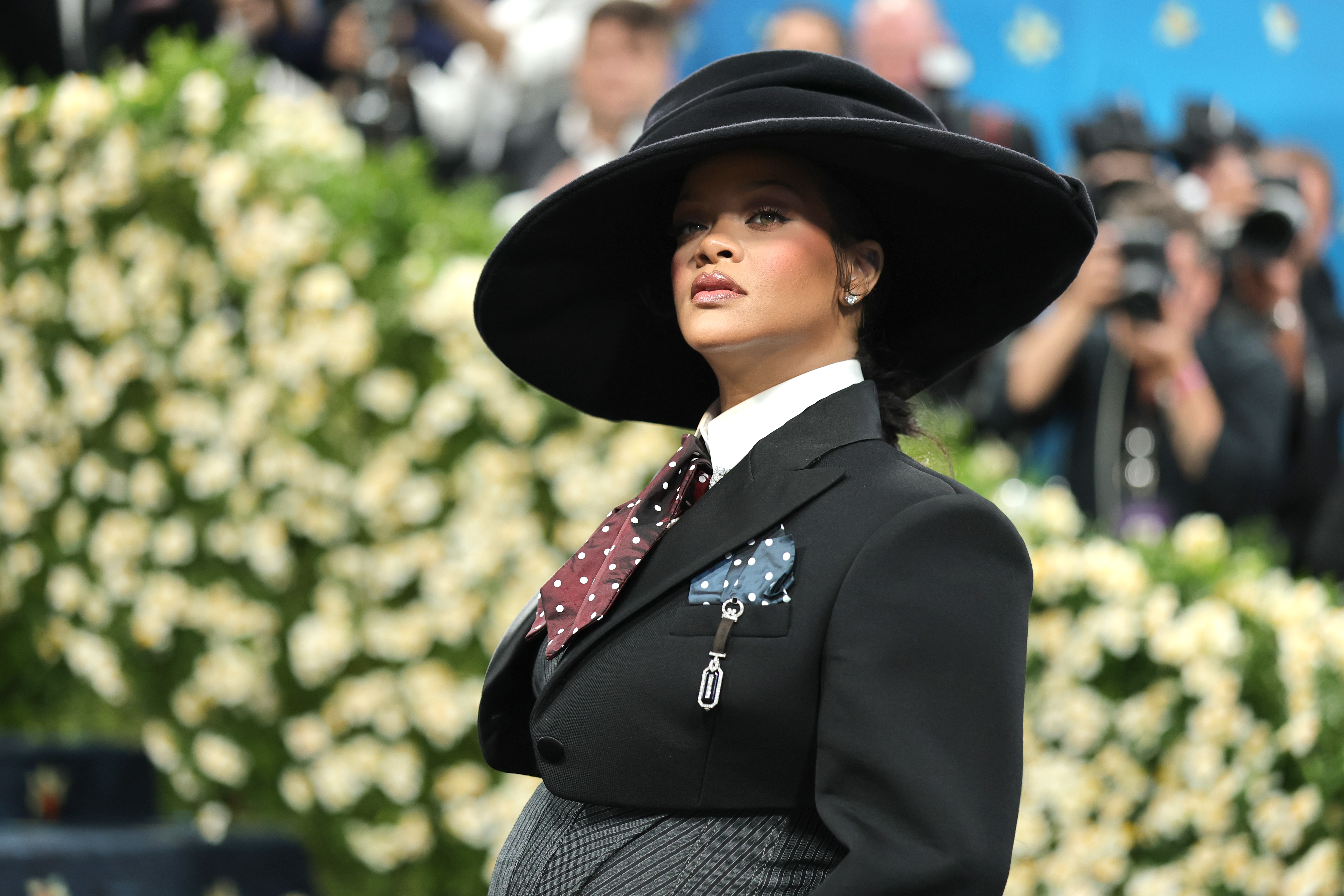 Rihanna regarde la foule lors du Met Gala le 5 mai 2025 | Source : Getty Images