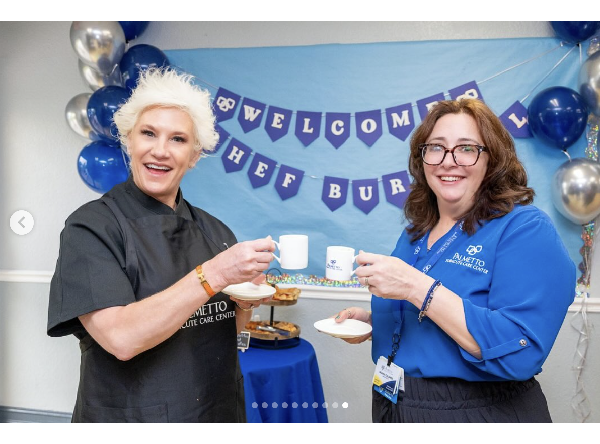 Anne Burrell est vue sur un cliché candide avec un membre du personnel du CareRite Center, daté du 11 juin 2025 | Source : Instagram/careritecenters