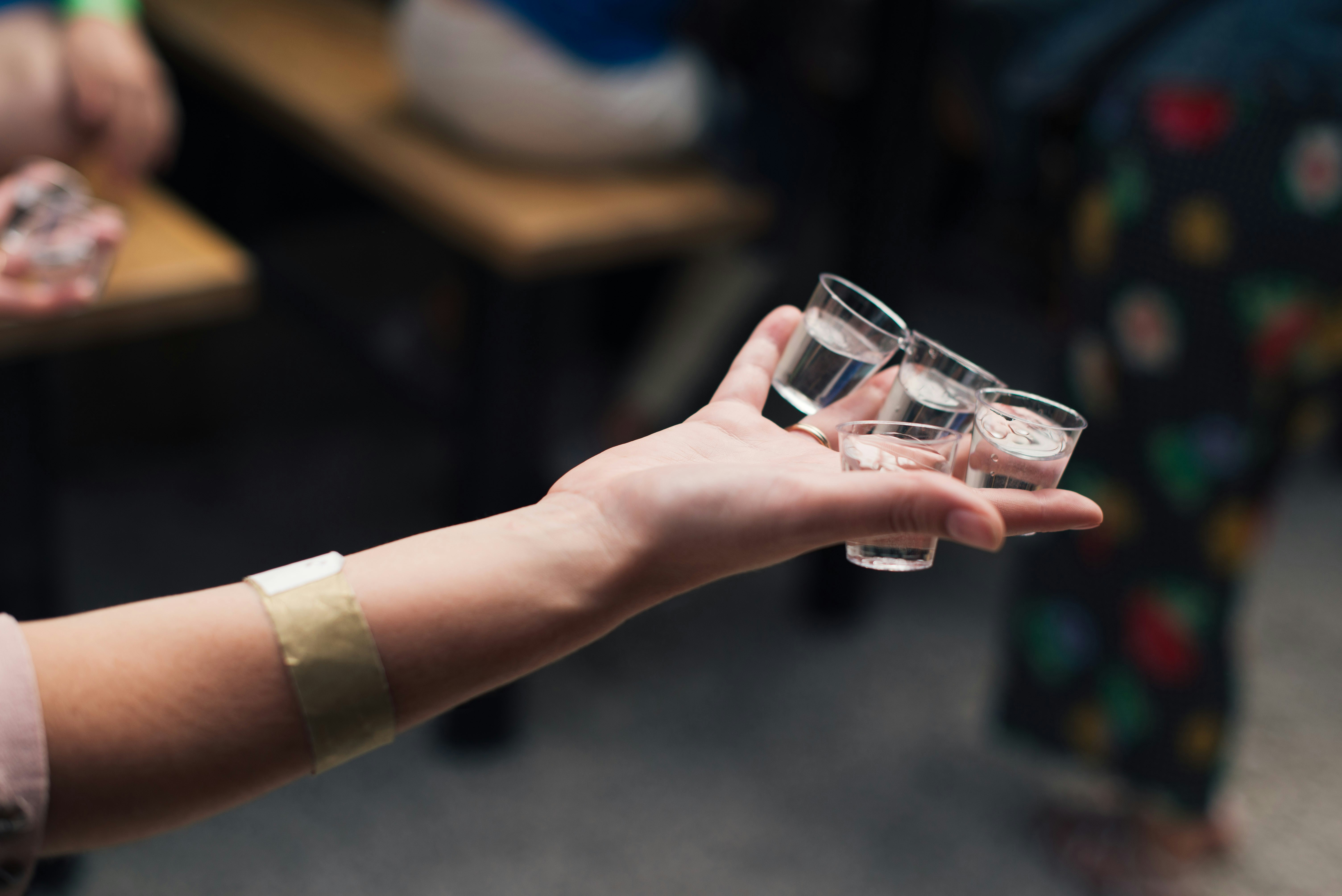 Une personne tenant des verres à shot | Source : Unsplash