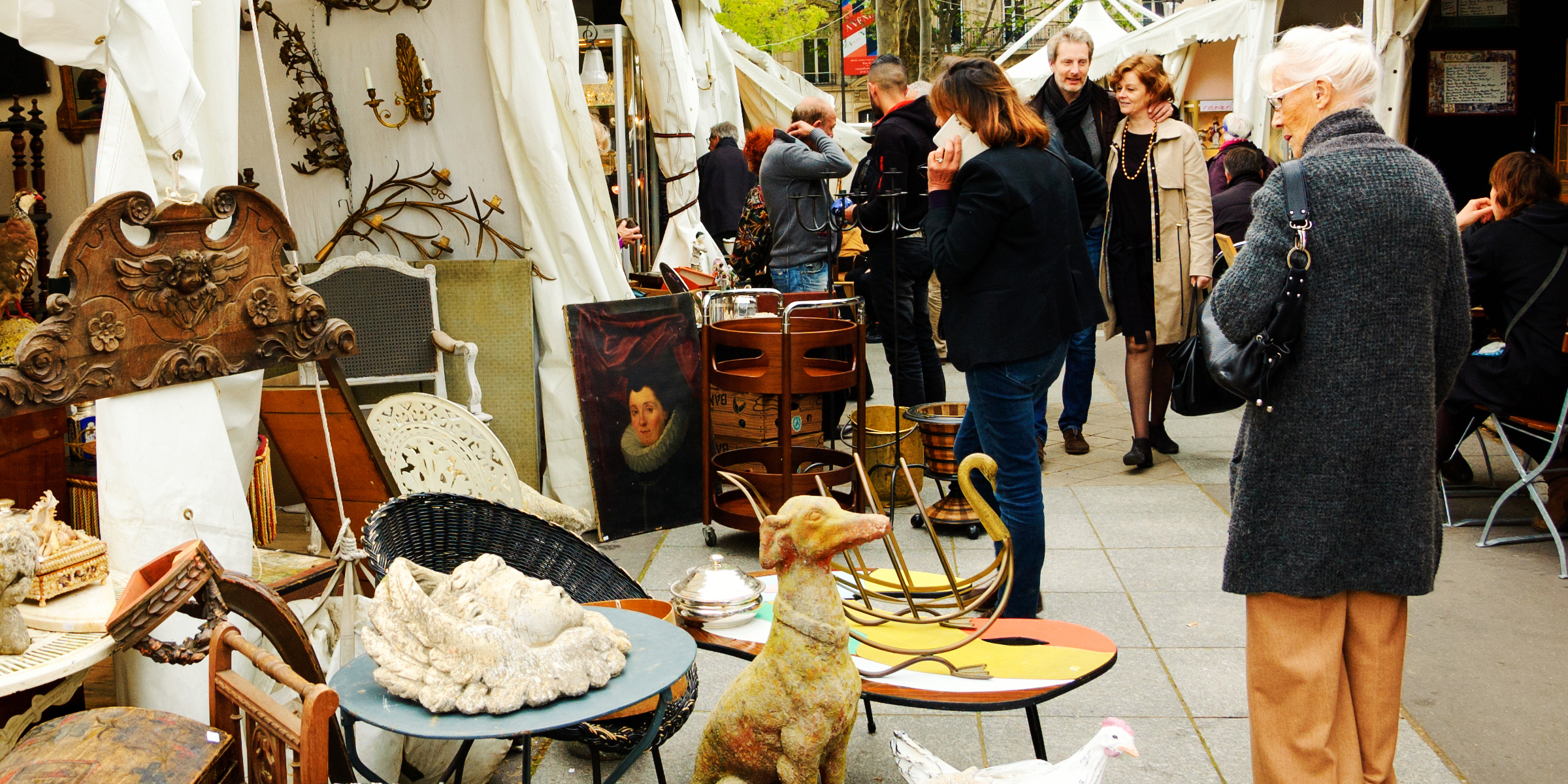 Des gens dans un marché aux puces | Source : Shutterstock