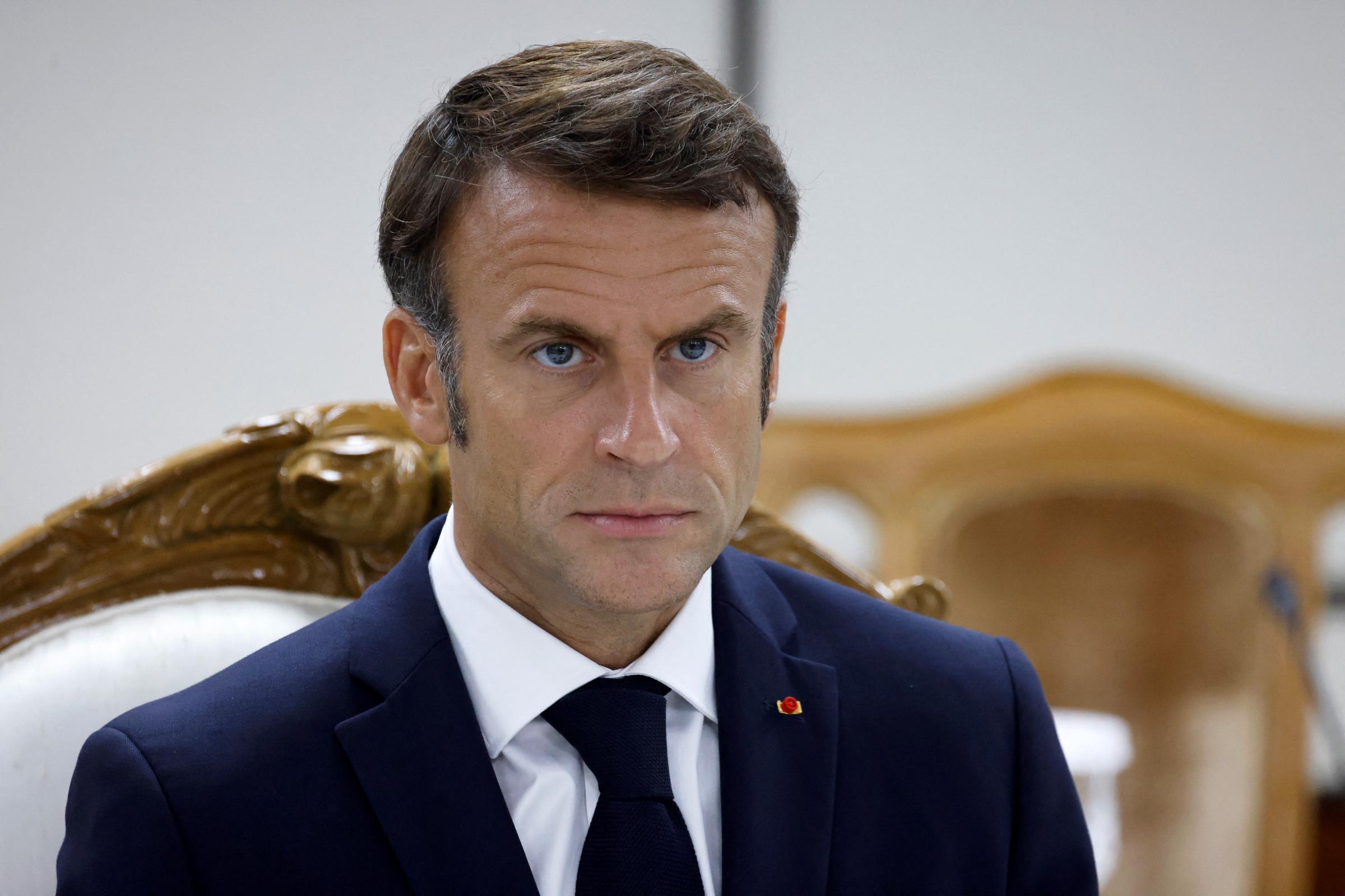 Emmanuel Macron à la cérémonie de signature d'accords bilatéraux avec le Premier ministre du Bangladesh Sheikh Hasina (non photographié) au bureau du Premier ministre à Dhaka I Source : Getty Images