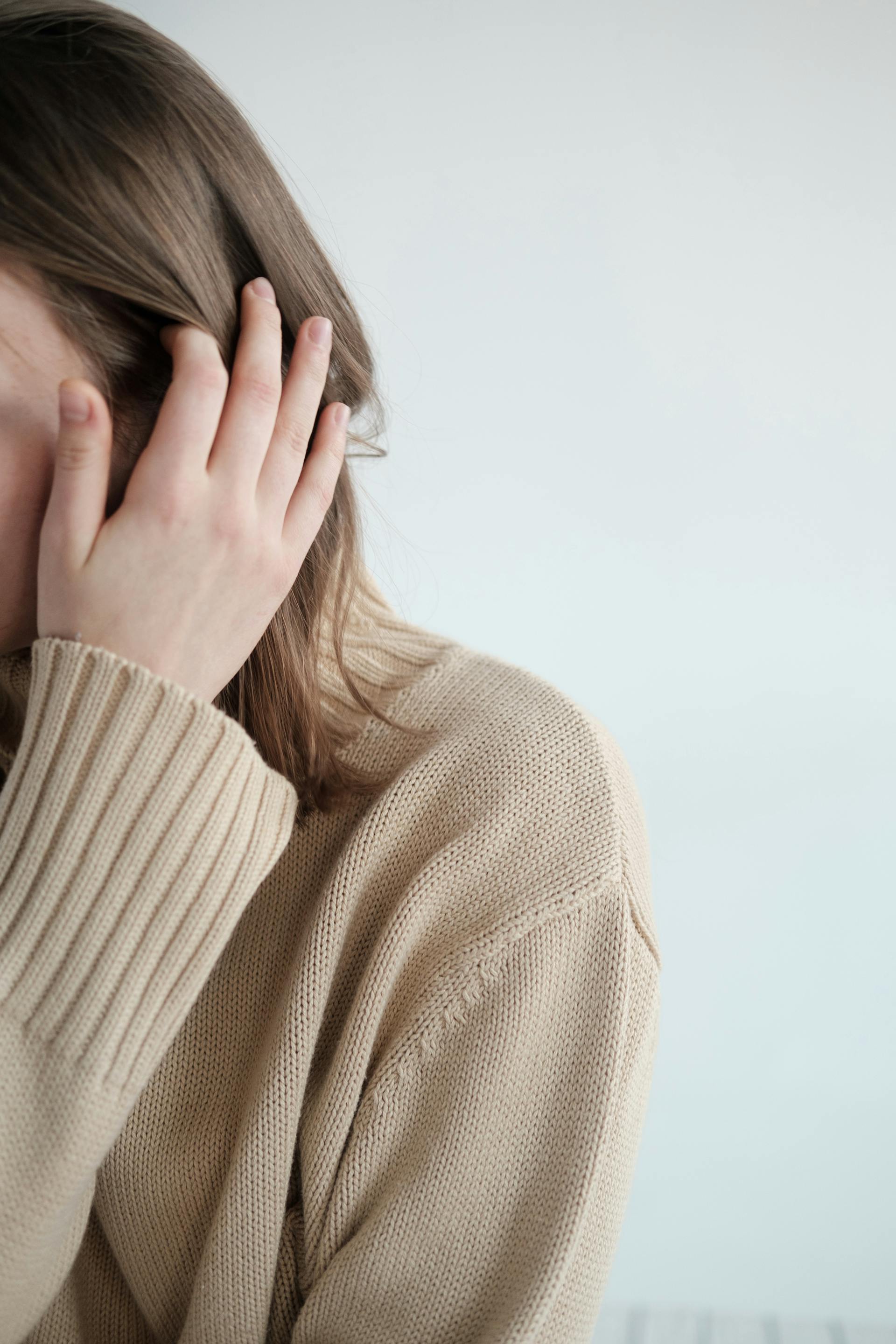 Un gros plan d'une femme qui se touche les cheveux | Source : Pexels