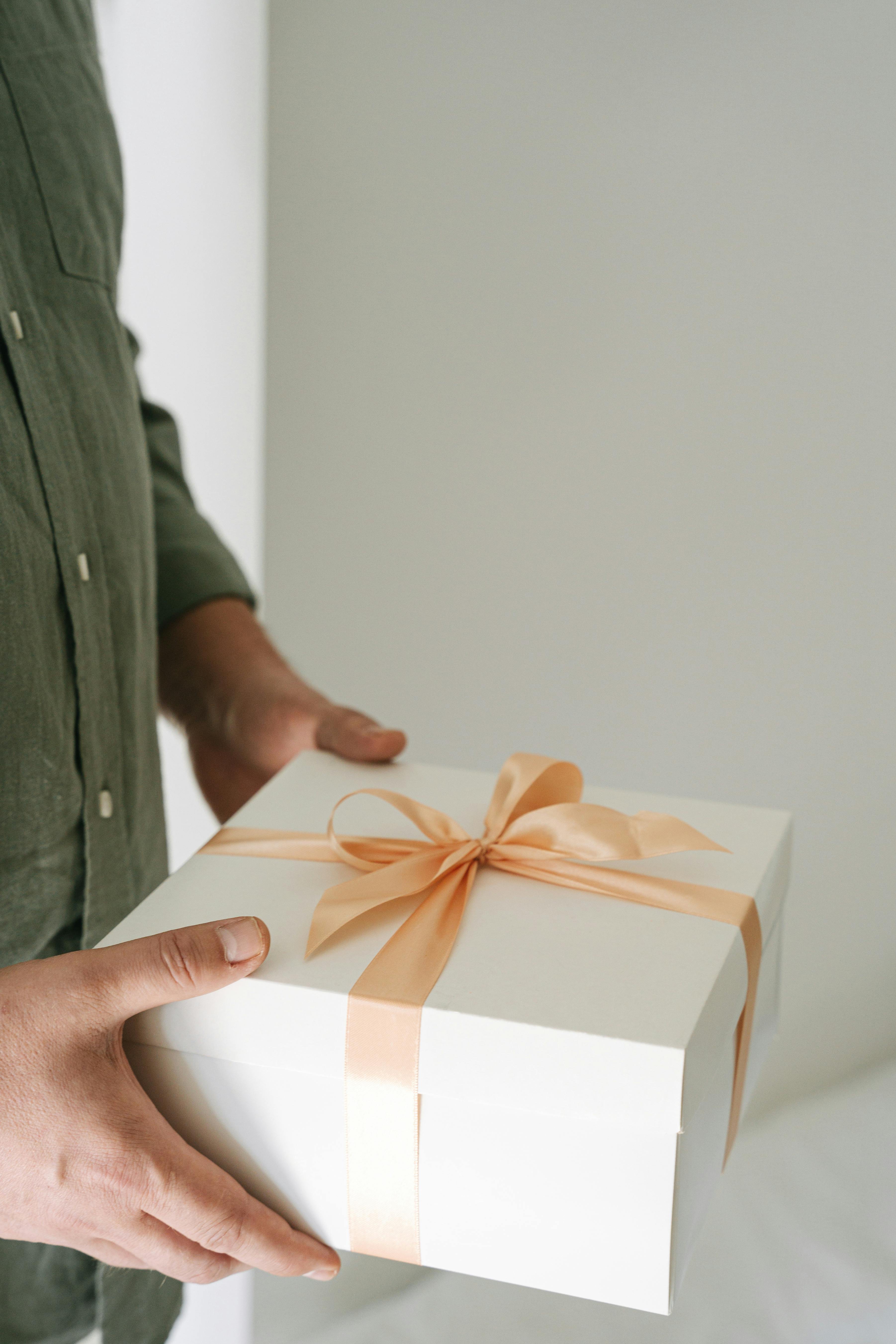 Un homme tenant un cadeau | Source : Pexels