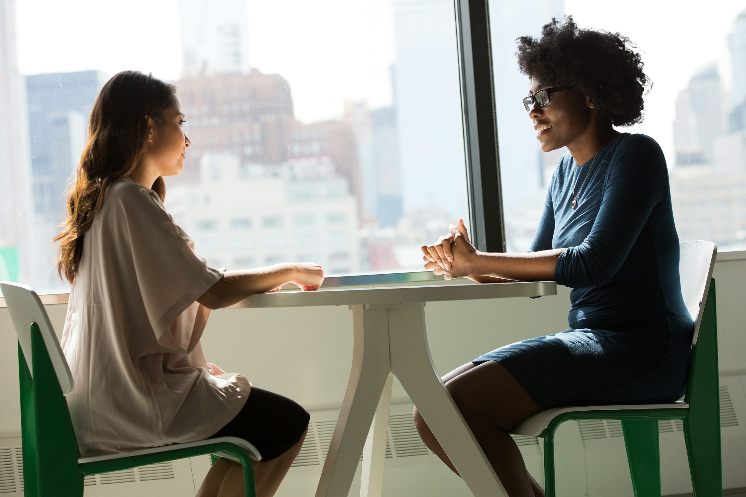 Deux femmes en pleine conversation | Source : Unsplash