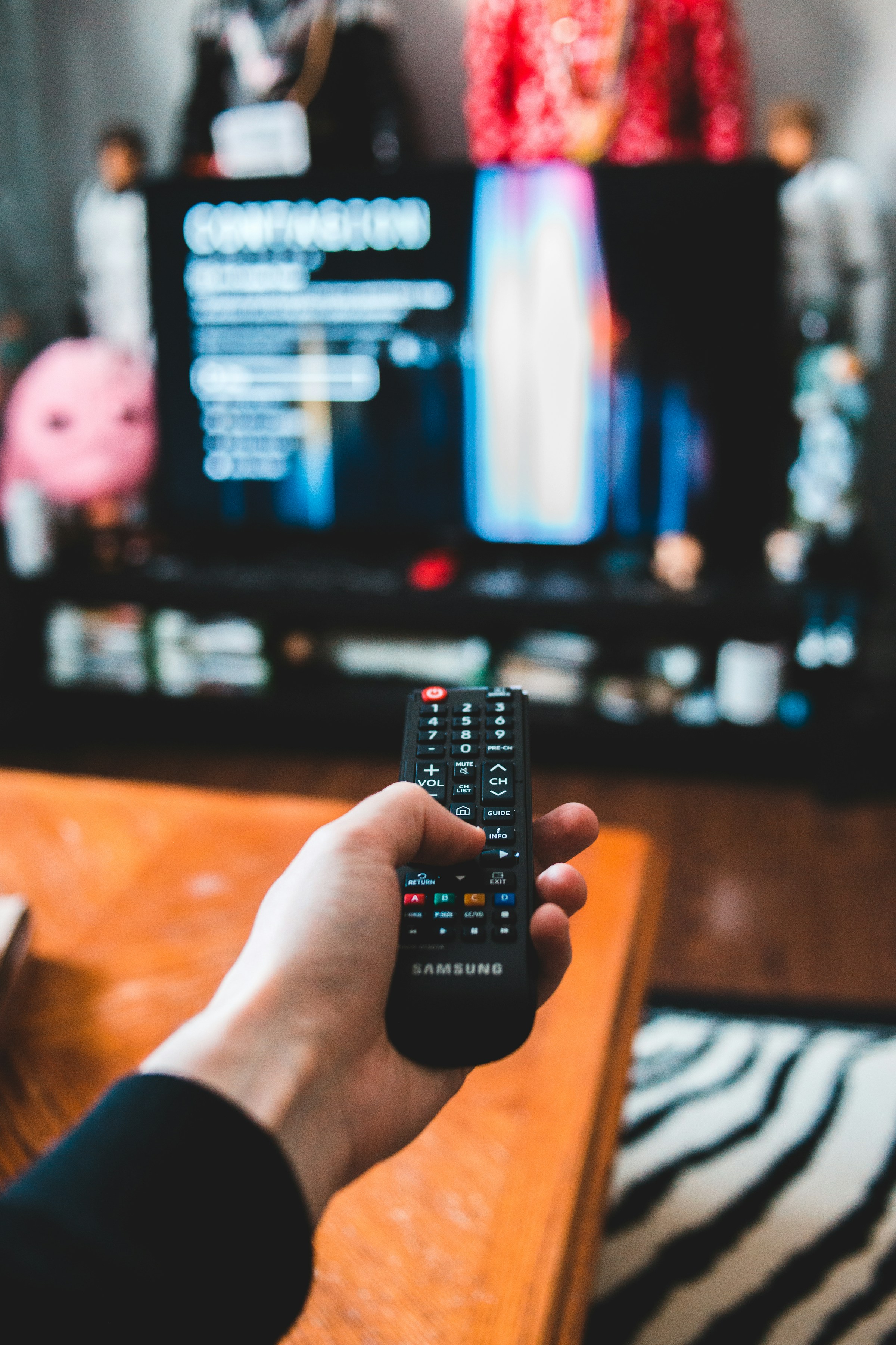 Une personne tenant une télécommande de télévision | Source : Unsplash