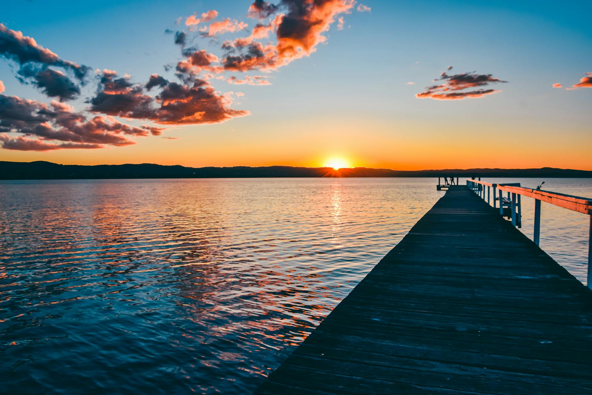 Lever de soleil près d'une étendue d'eau | Source : Pexels